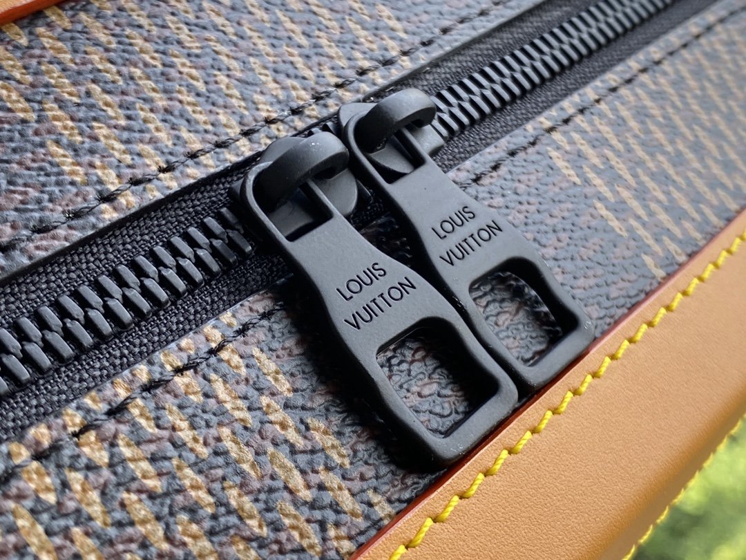 l**is V*t*n soft trunk-25x17x9.5m