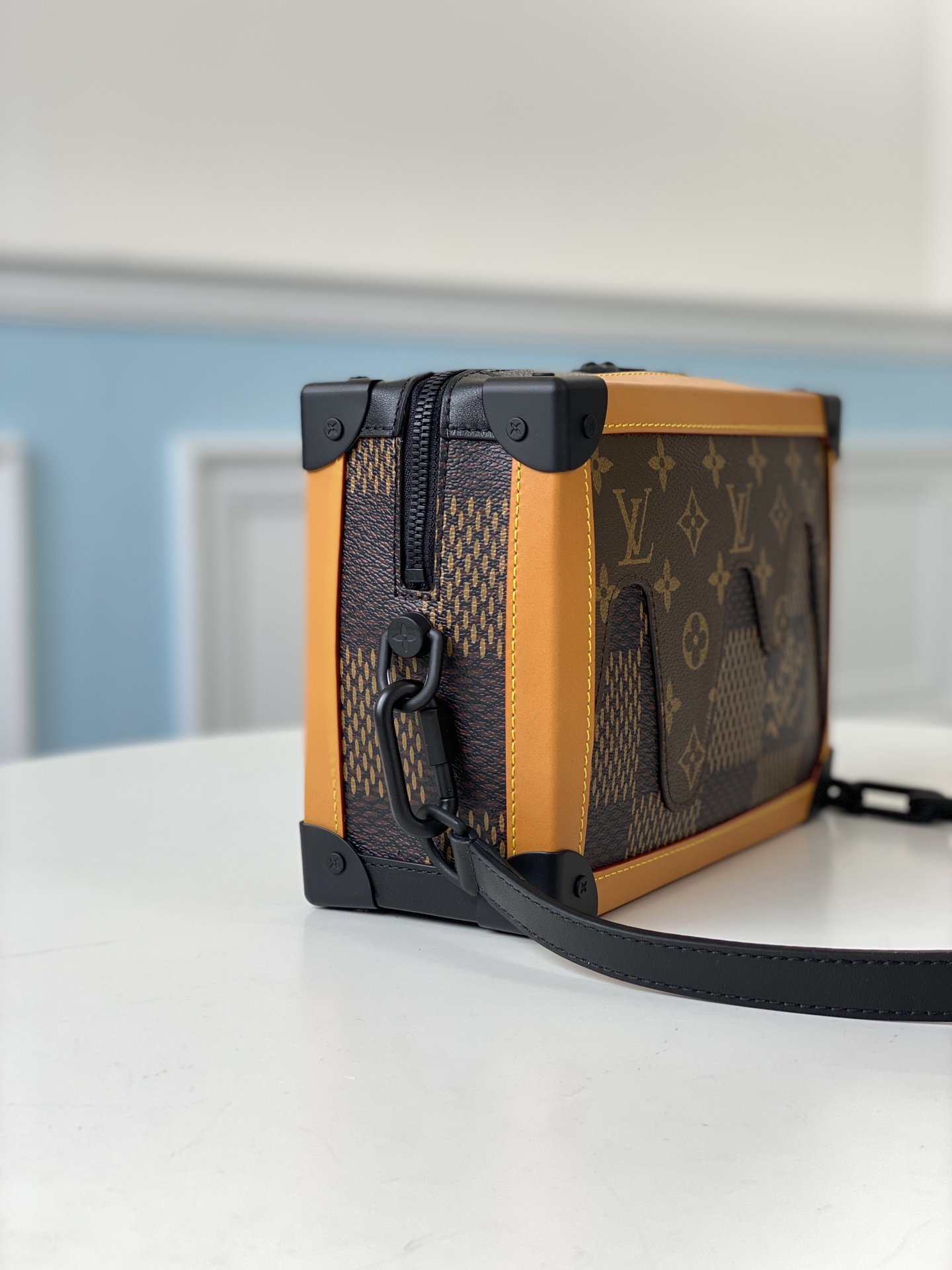 l**is V*t*n soft trunk-25x17x9.5m