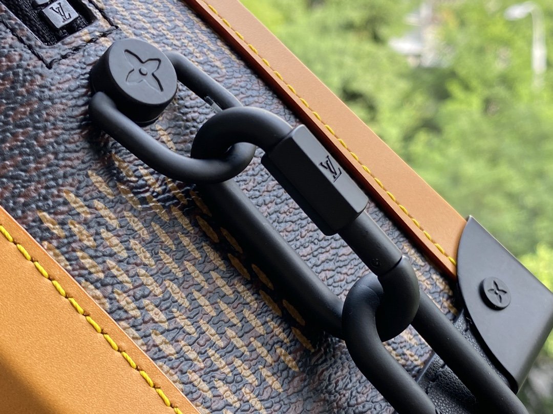 l**is V*t*n soft trunk-25x17x9.5m