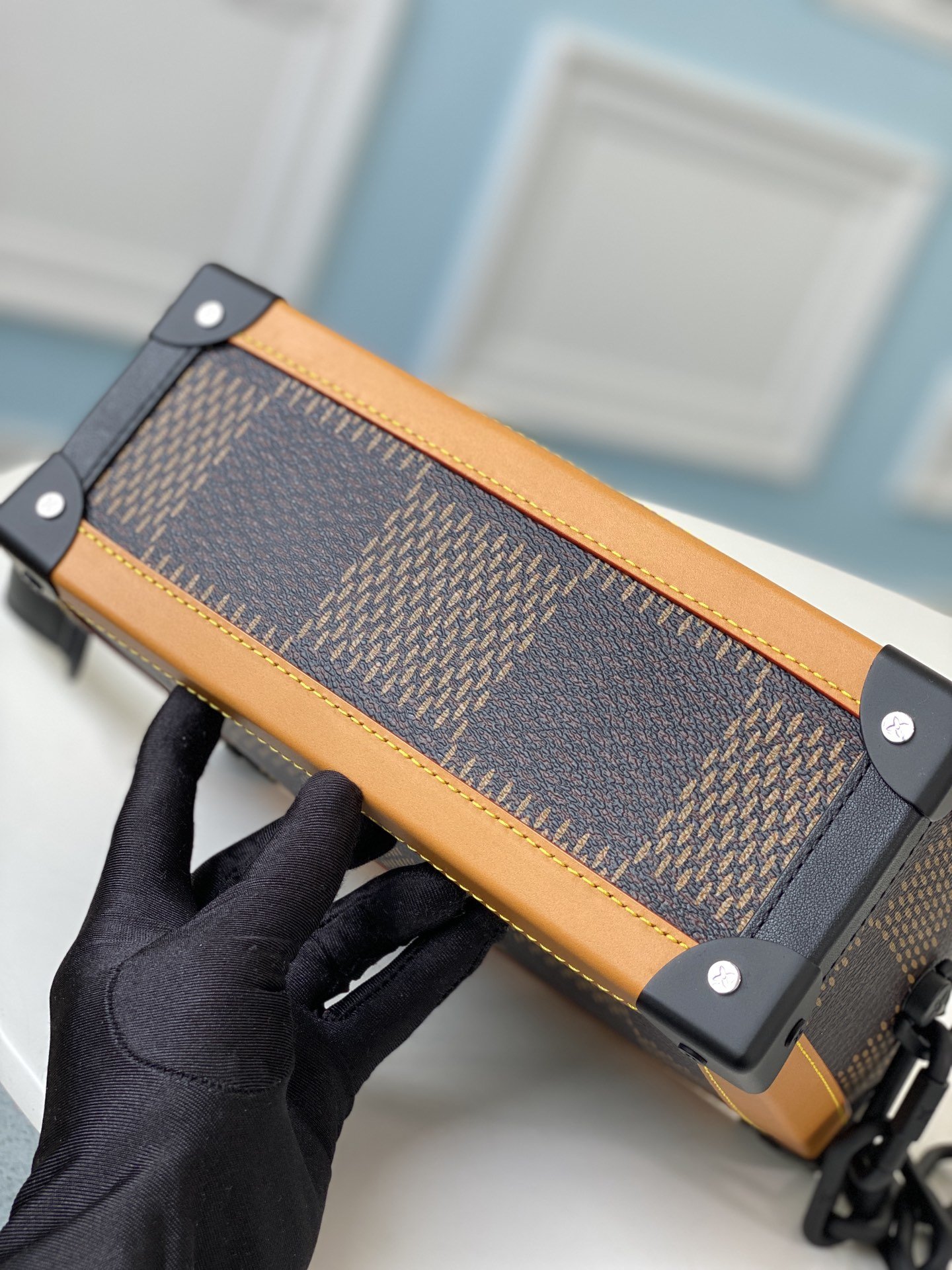 l**is V*t*n soft trunk-25x17x9.5m