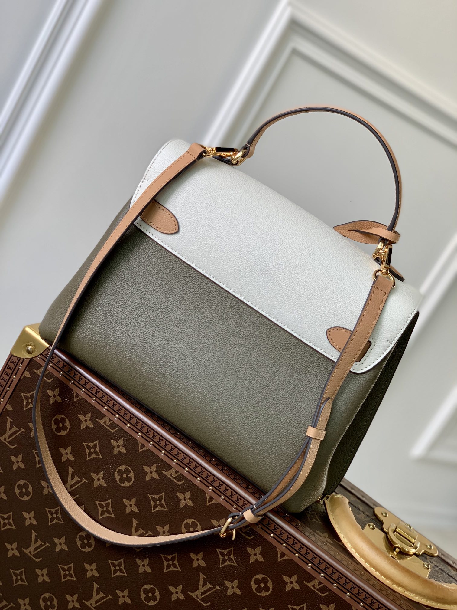 l**is V*t*n lockme ever m51395-31*46*17cm
