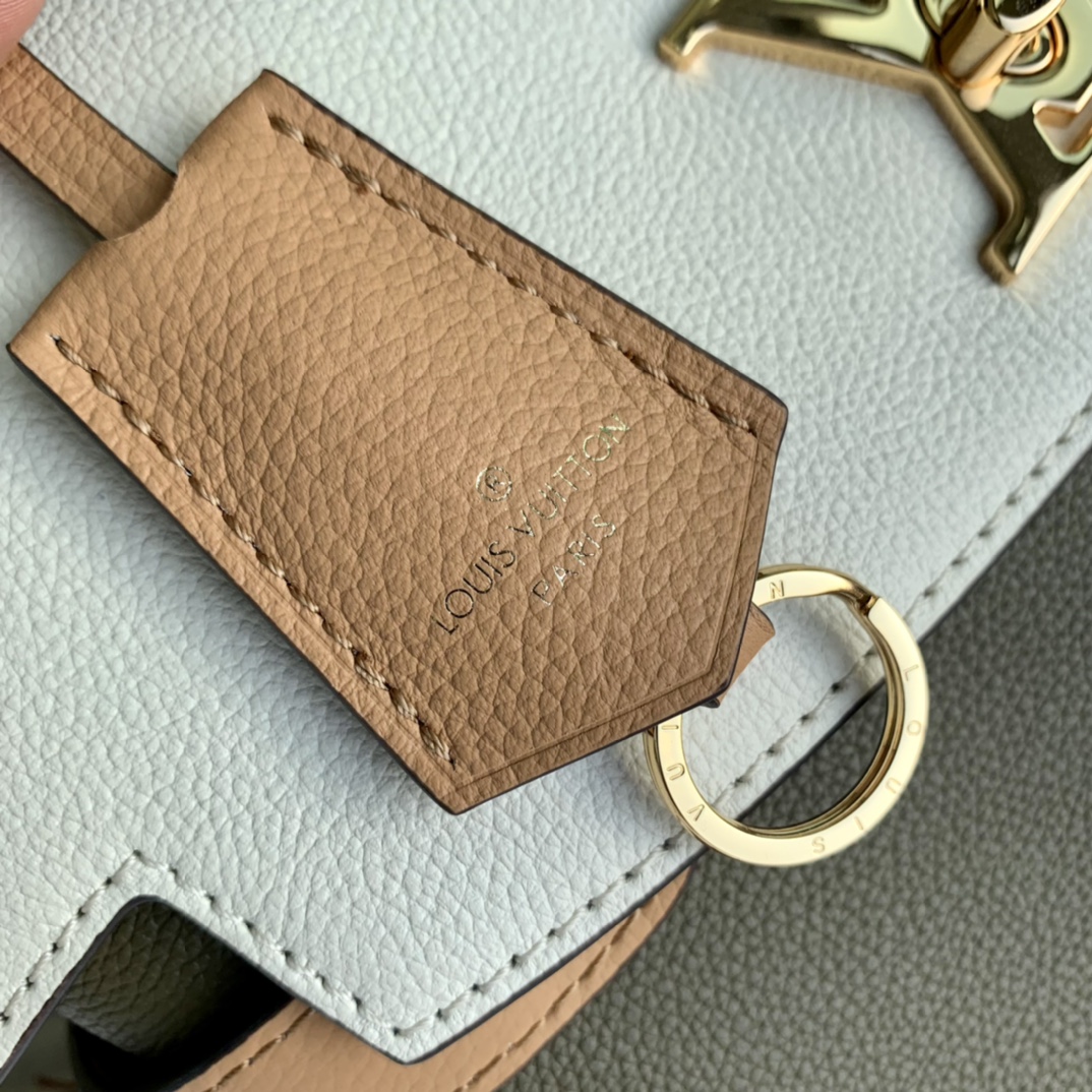 l**is V*t*n lockme ever m51395-31*46*17cm