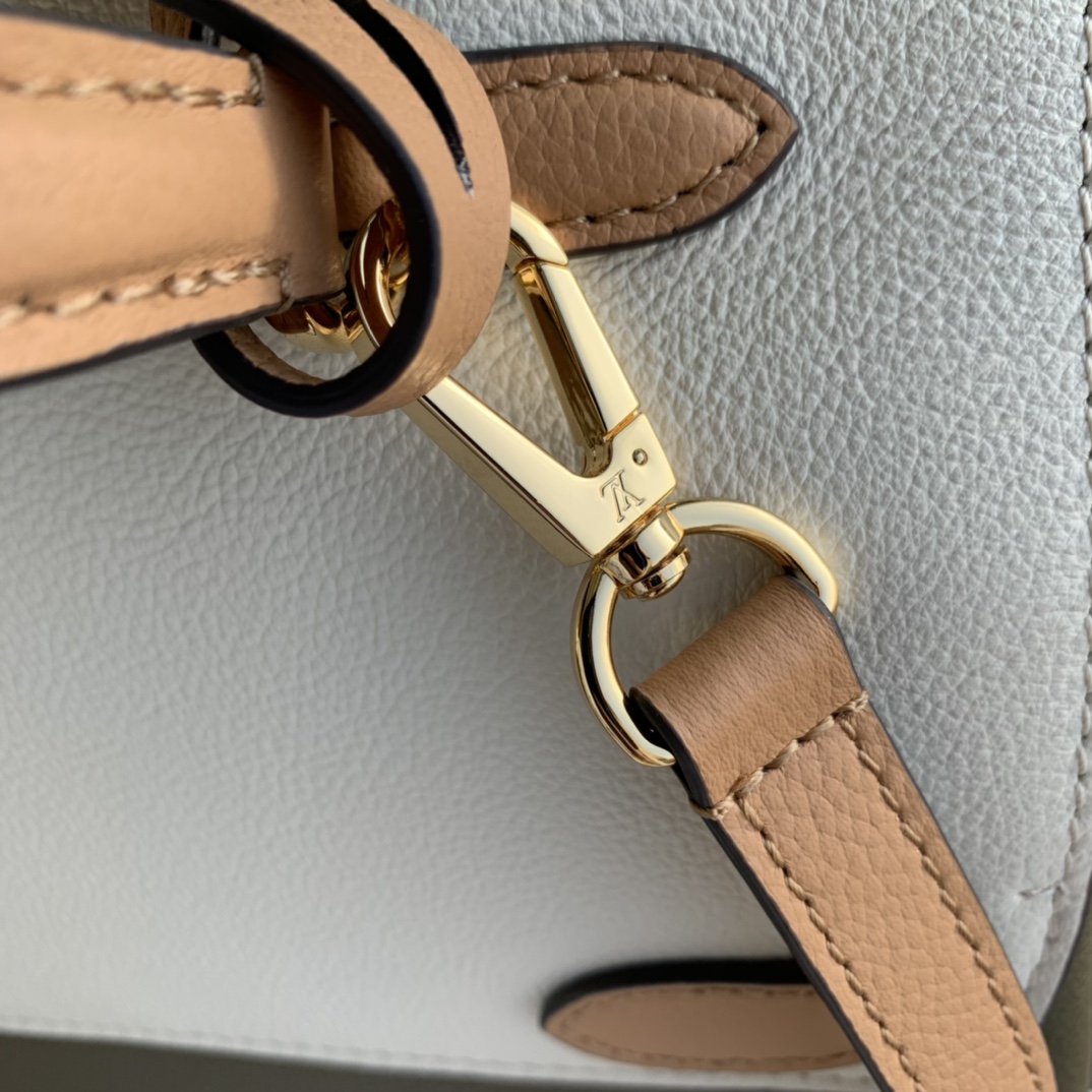 l**is V*t*n lockme ever m51395-31*46*17cm