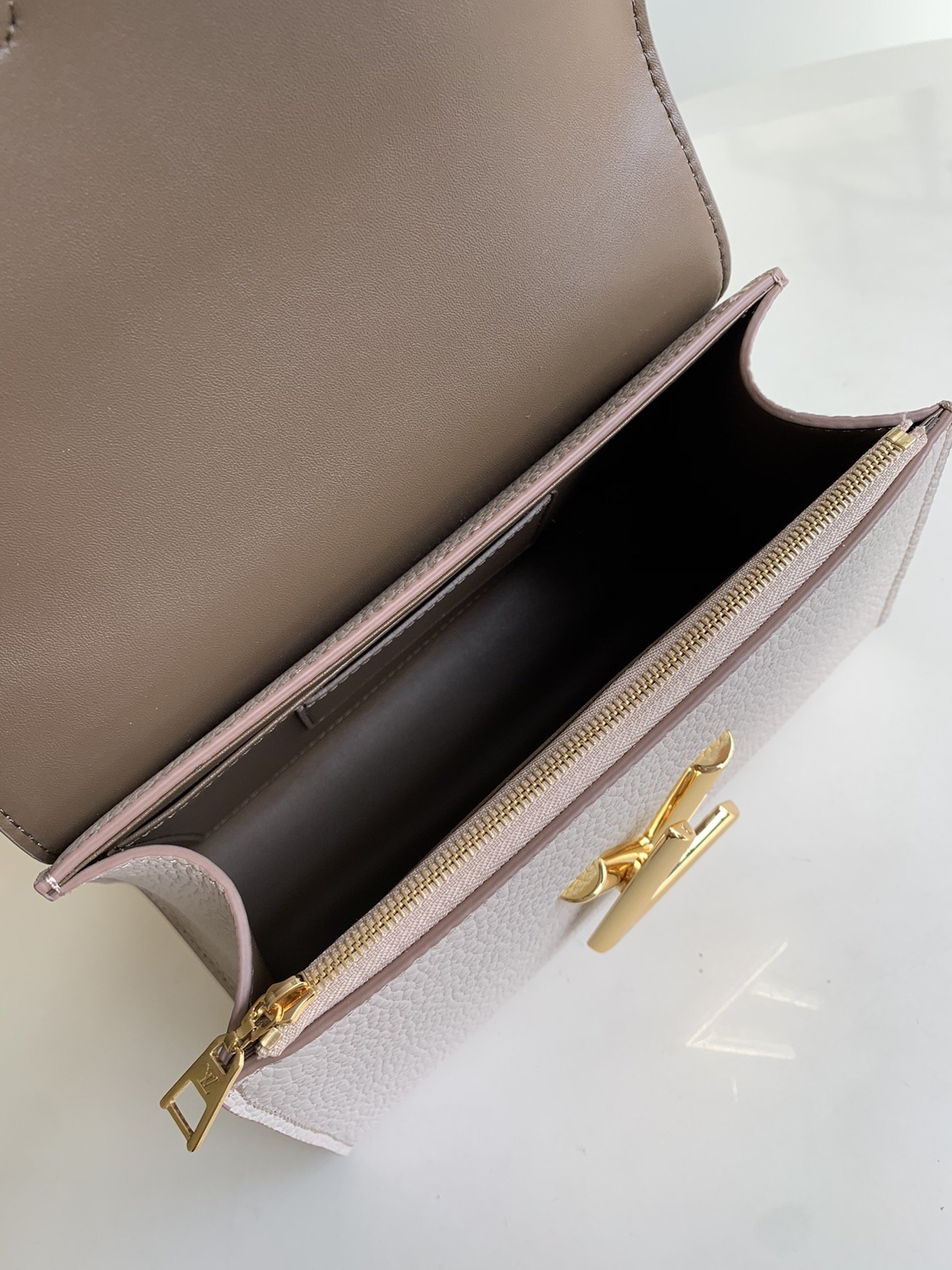 l**is V*t*n twist one handle-17.0 x 25.0 x 11cm
