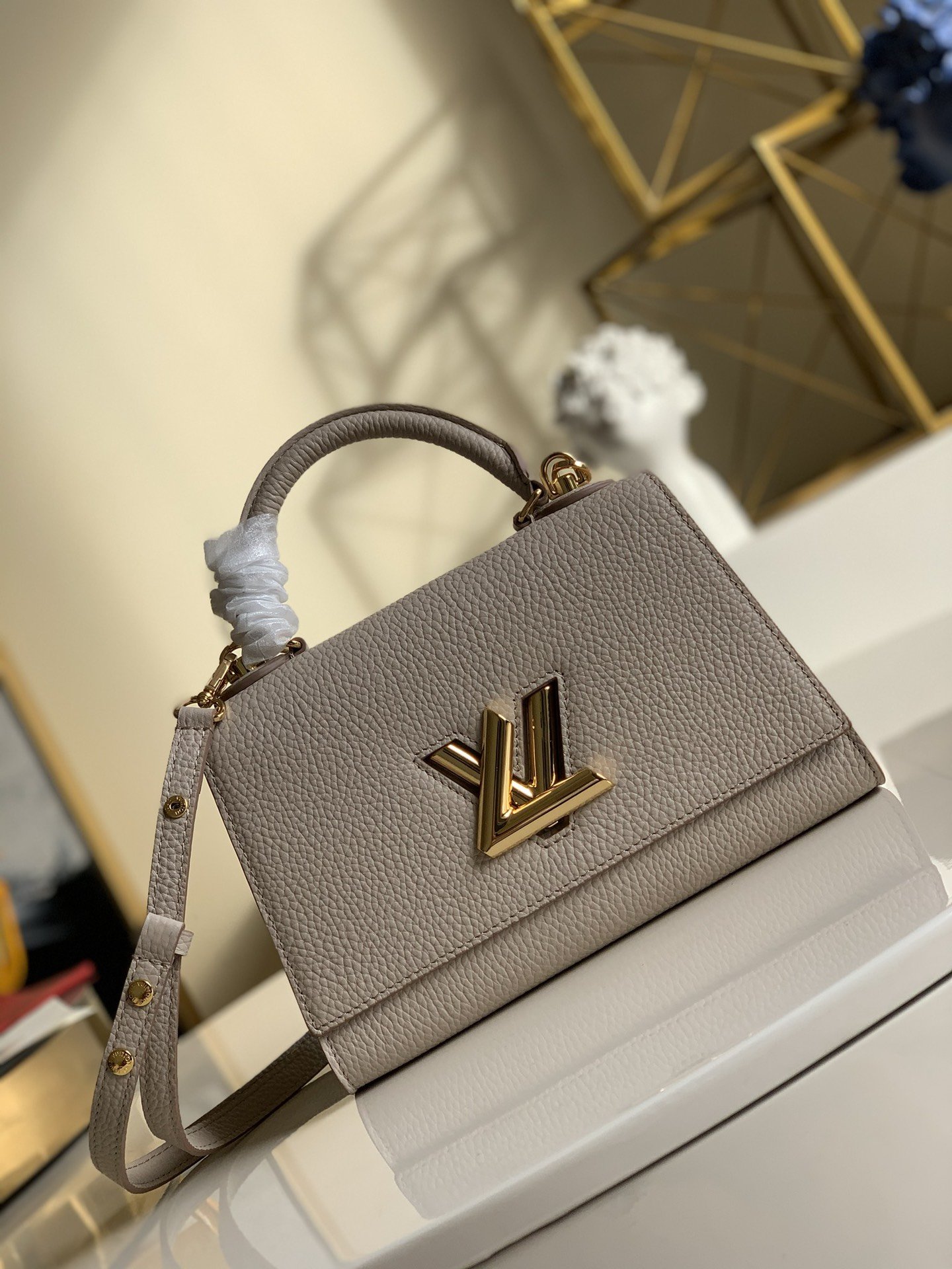 l**is V*t*n twist one handle-17.0 x 25.0 x 11cm