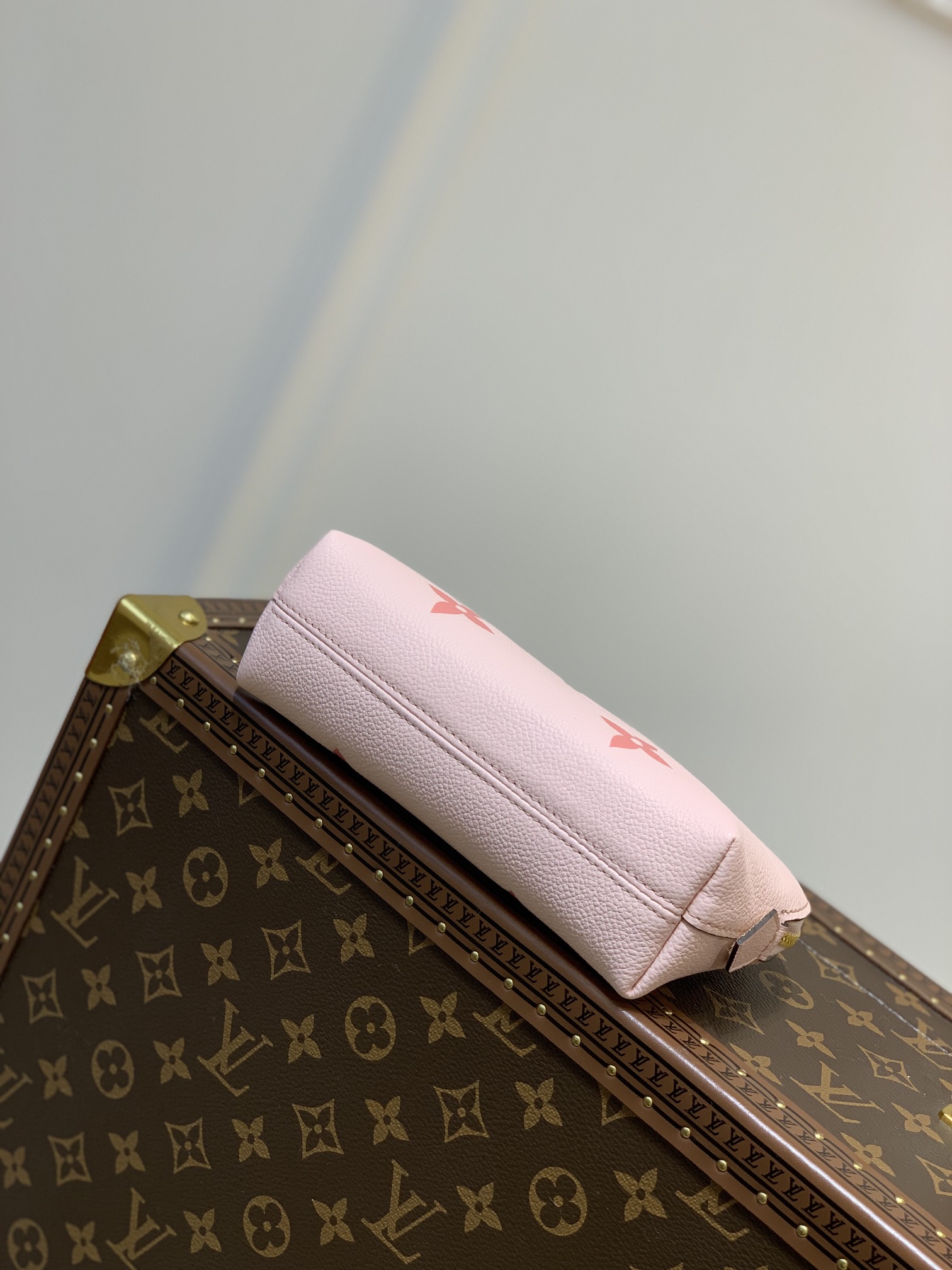 l**is V*t*n cosmetic bag-19*12*6cm
