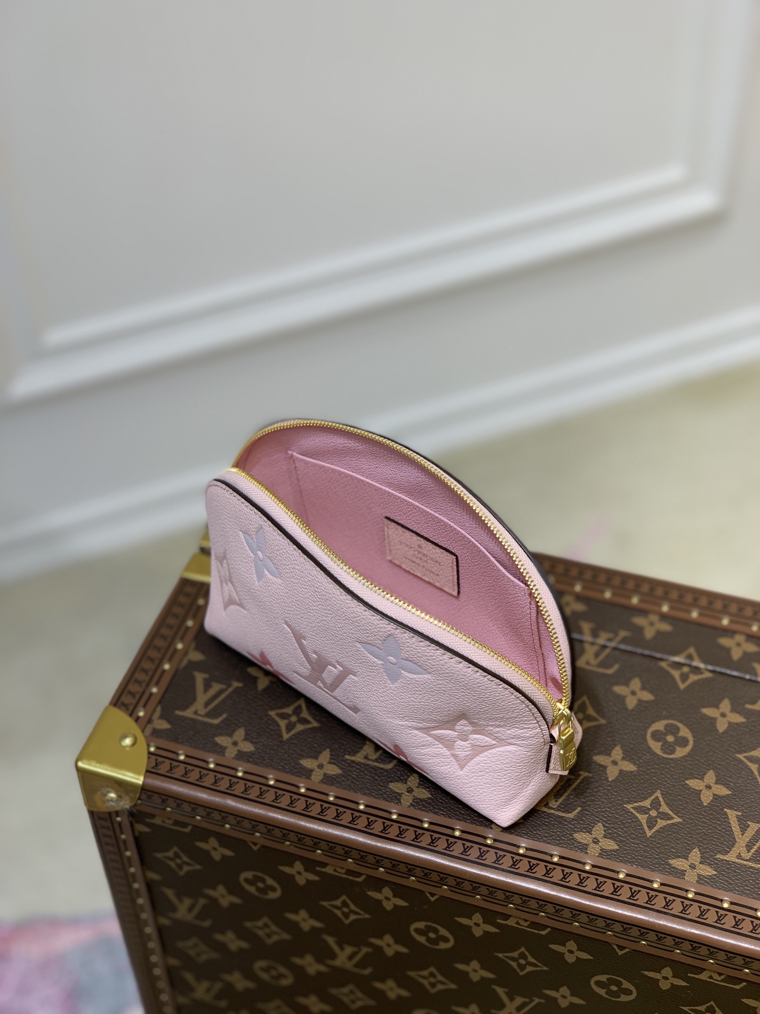 l**is V*t*n cosmetic bag-19*12*6cm