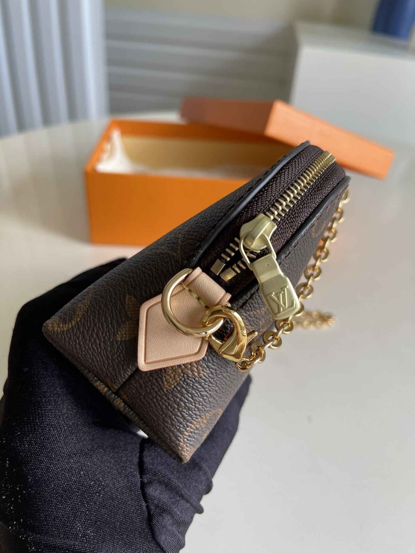 l**is V*t*n cosmetic bag-17*12*6cm