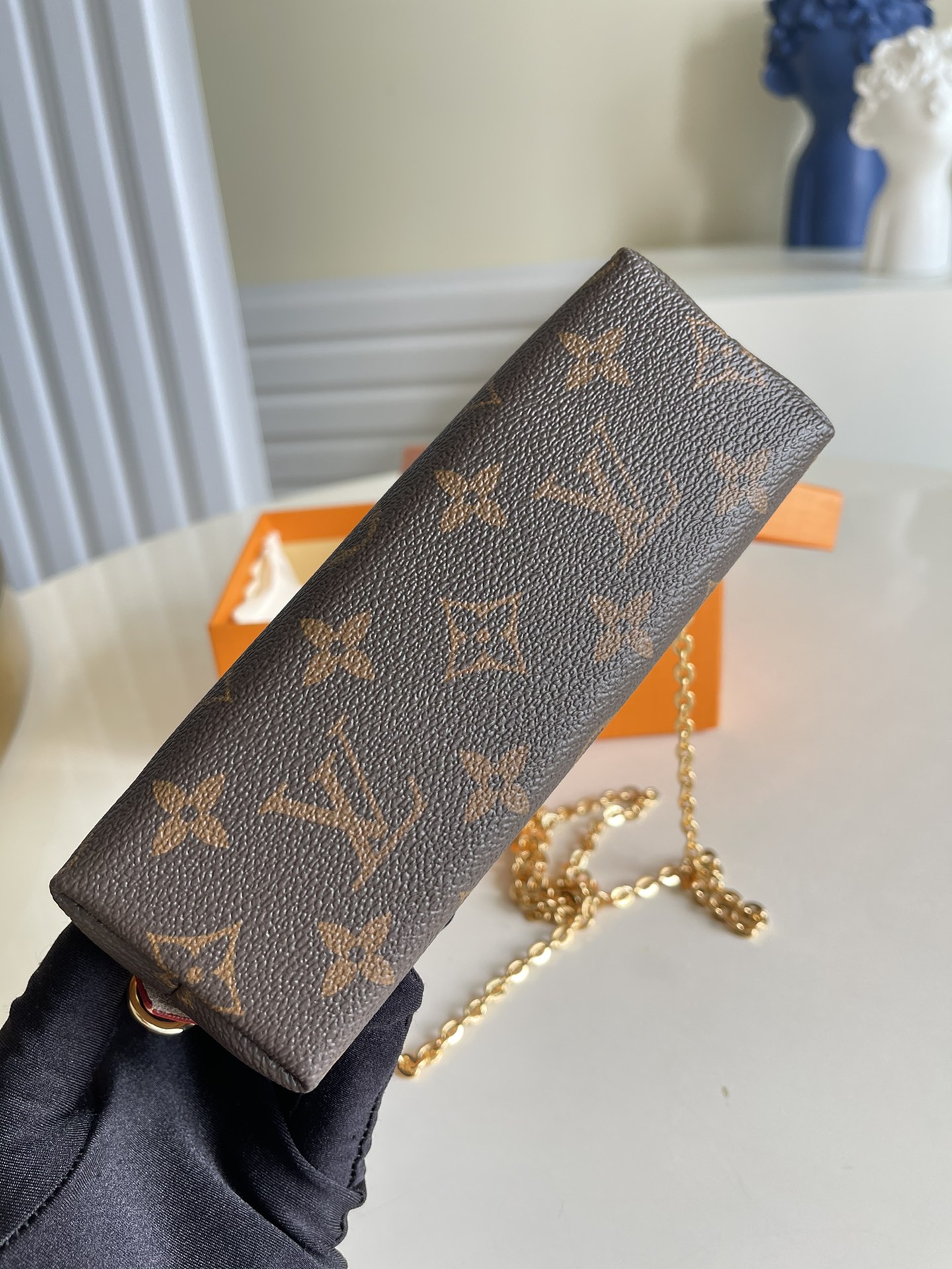 l**is V*t*n cosmetic bag-17*12*6cm