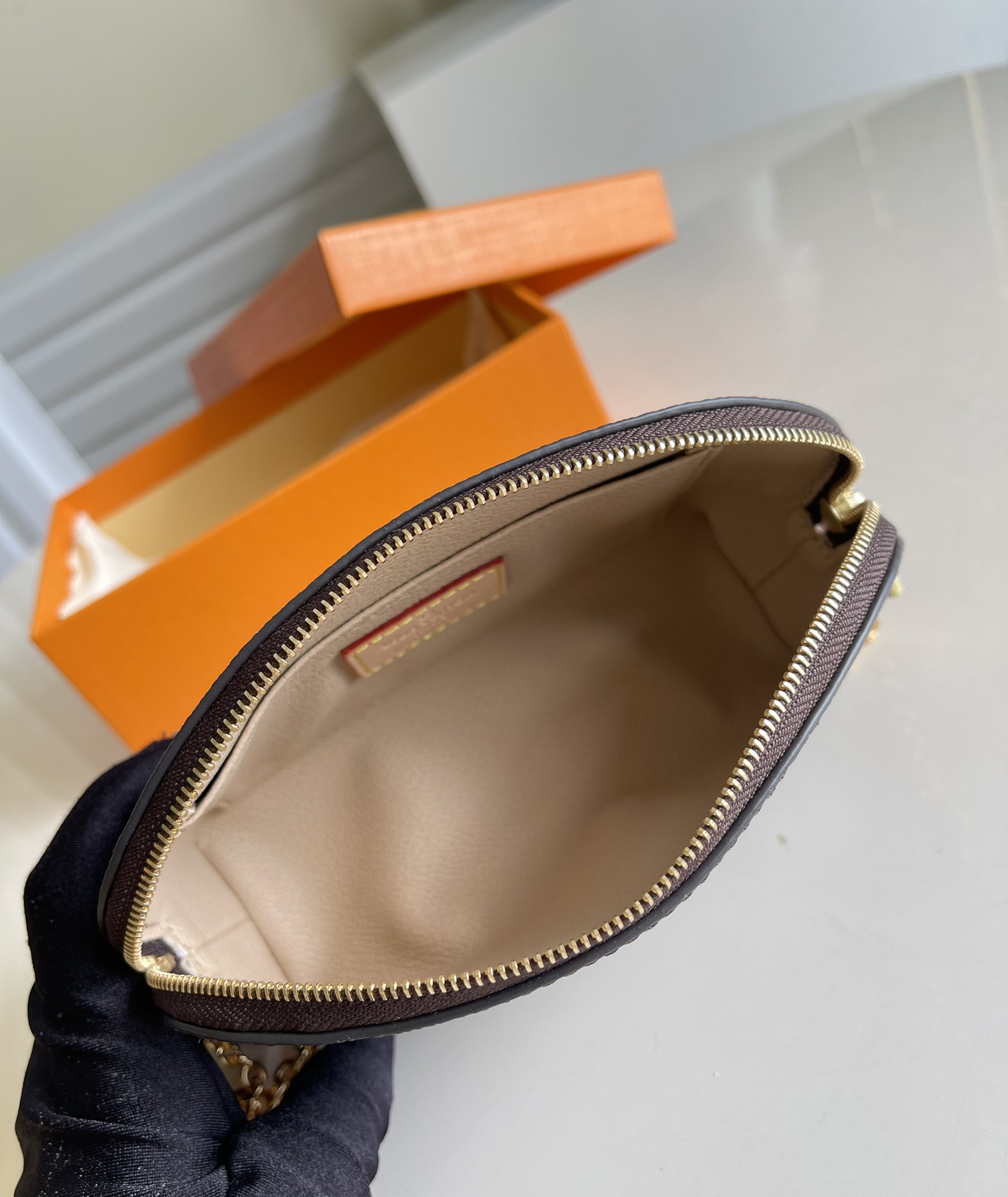 l**is V*t*n cosmetic bag-17*12*6cm