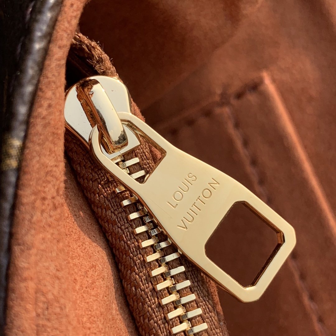 l**is V*t*n saint placide chain bag-24.5*6.5*16.5cm