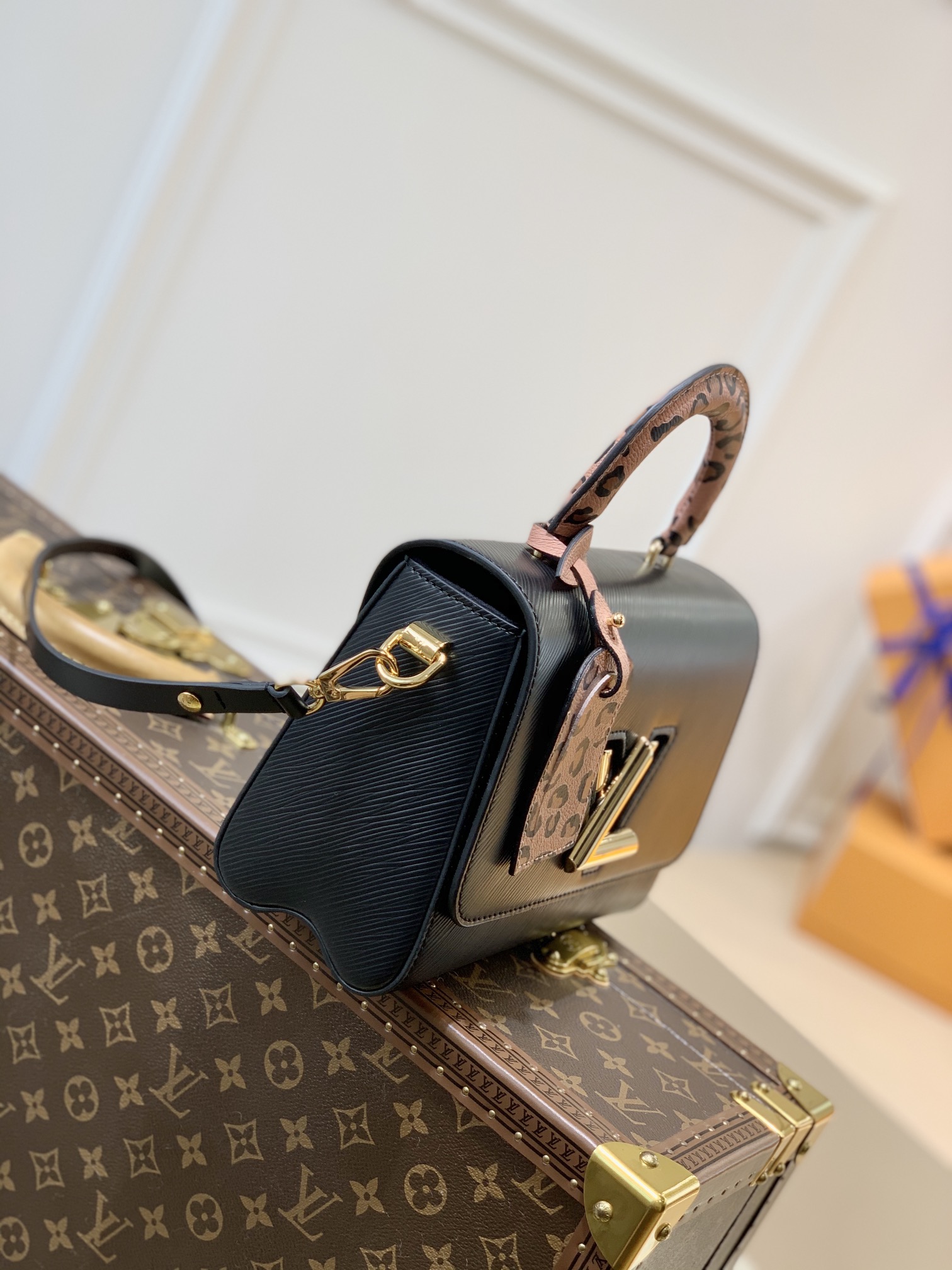 l**is V*t*n twist mm-23*18*8cm