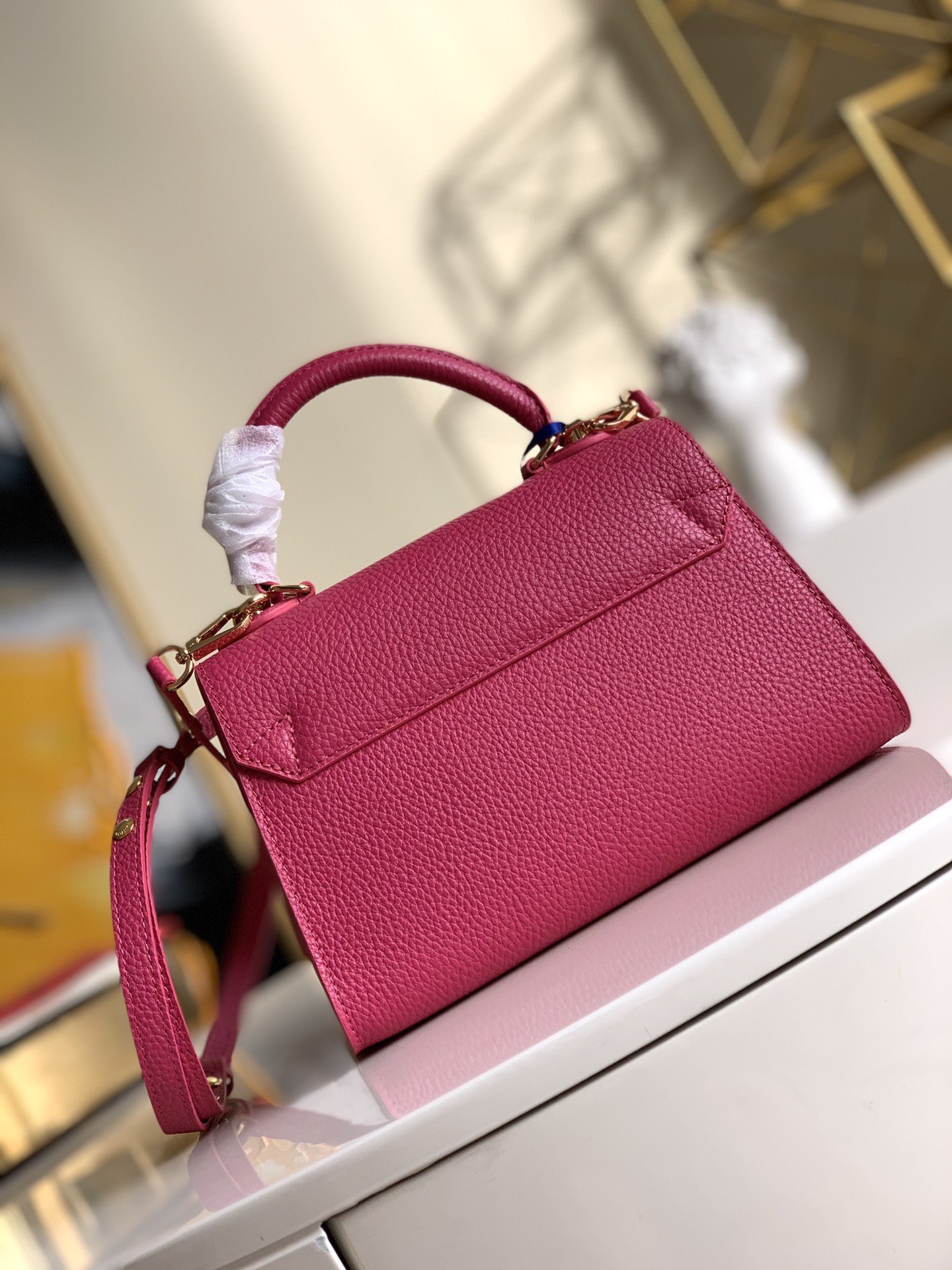 l**is V*t*n twist one handle-17.0 x 25.0 x 11cm
