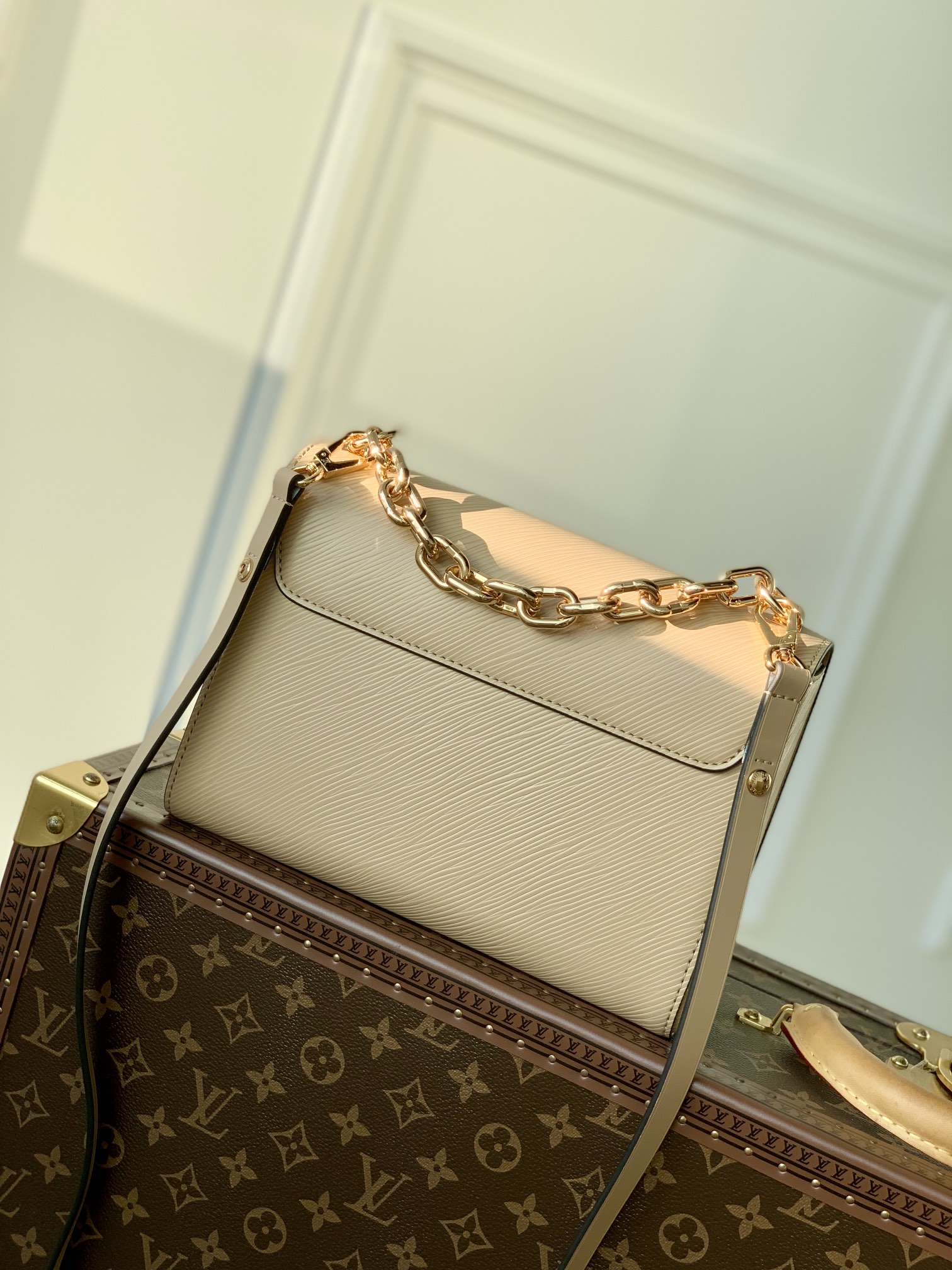 l**is V*t*n twist mm-23*18*8cm