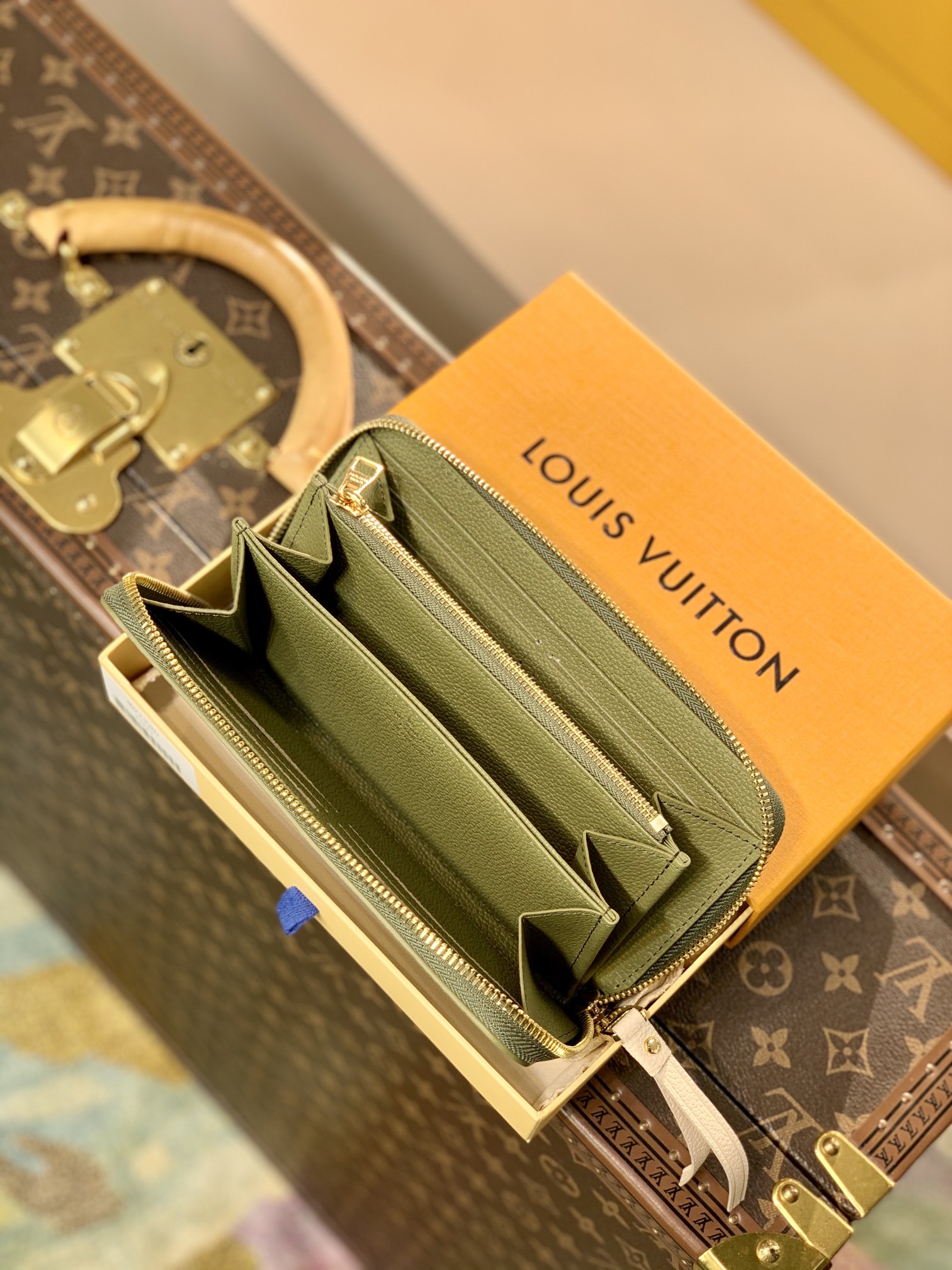 l**is V*t*n spring in the city zippy wallet m81280-19.5x10.5x2.5cm