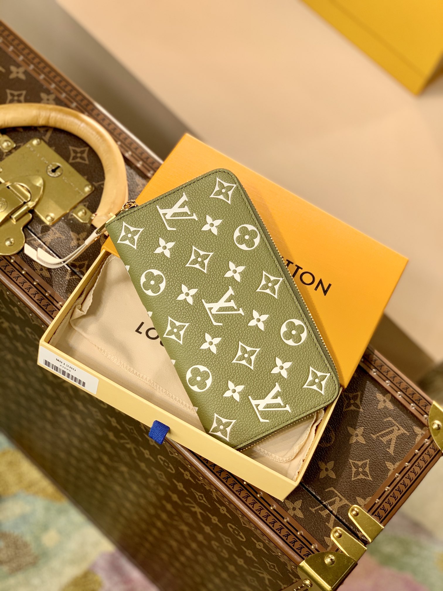 l**is V*t*n spring in the city zippy wallet m81280-19.5x10.5x2.5cm