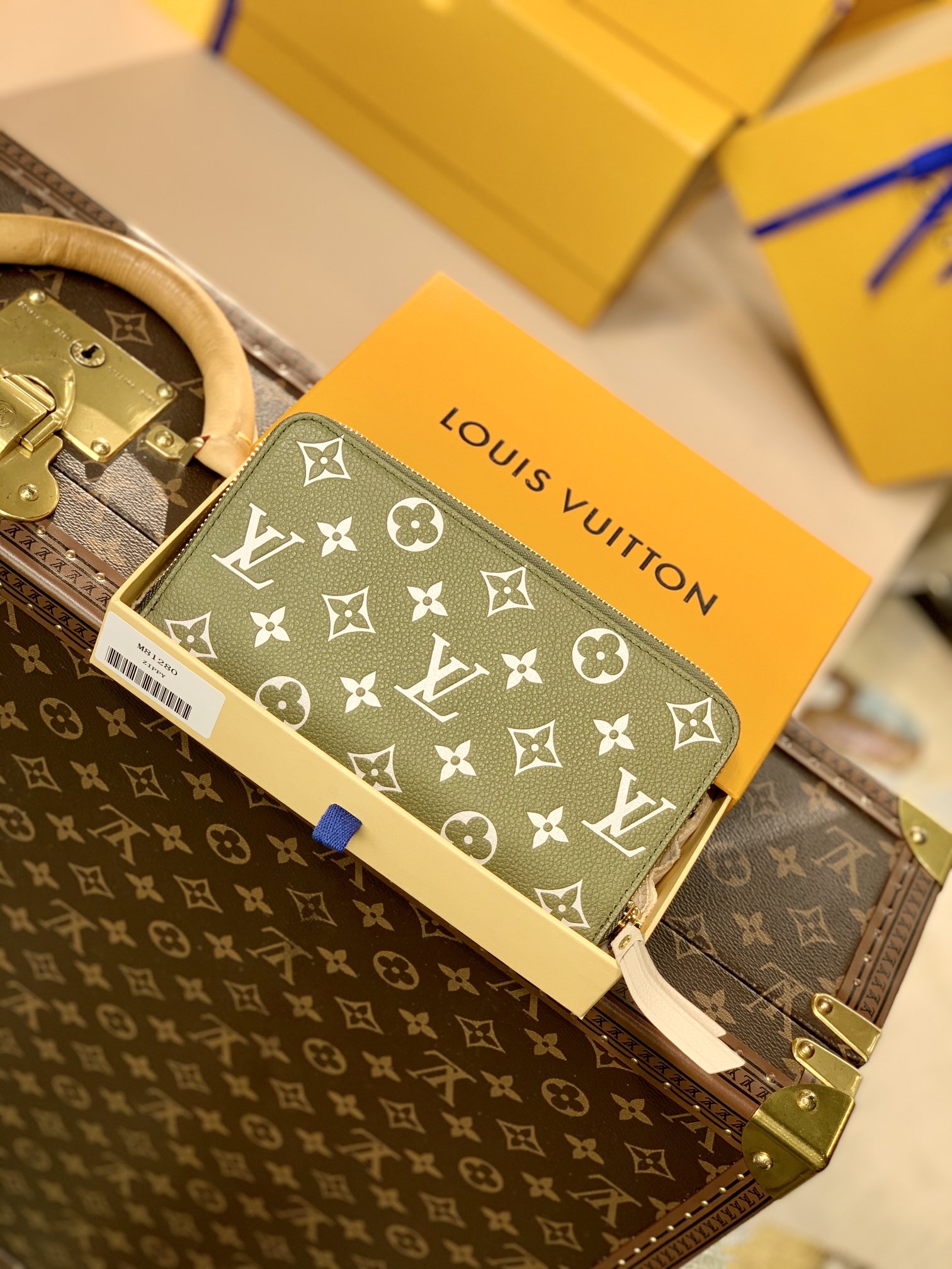 l**is V*t*n spring in the city zippy wallet m81280-19.5x10.5x2.5cm