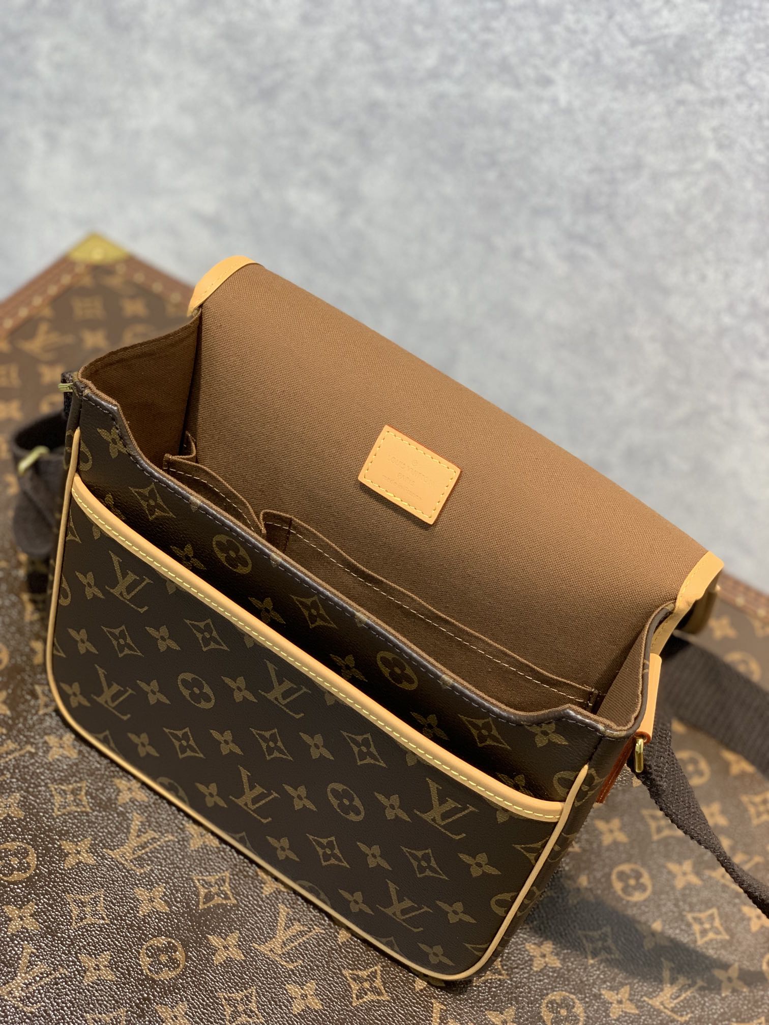 l**is V*t*n m40106 vintage bag-25×9×21cm