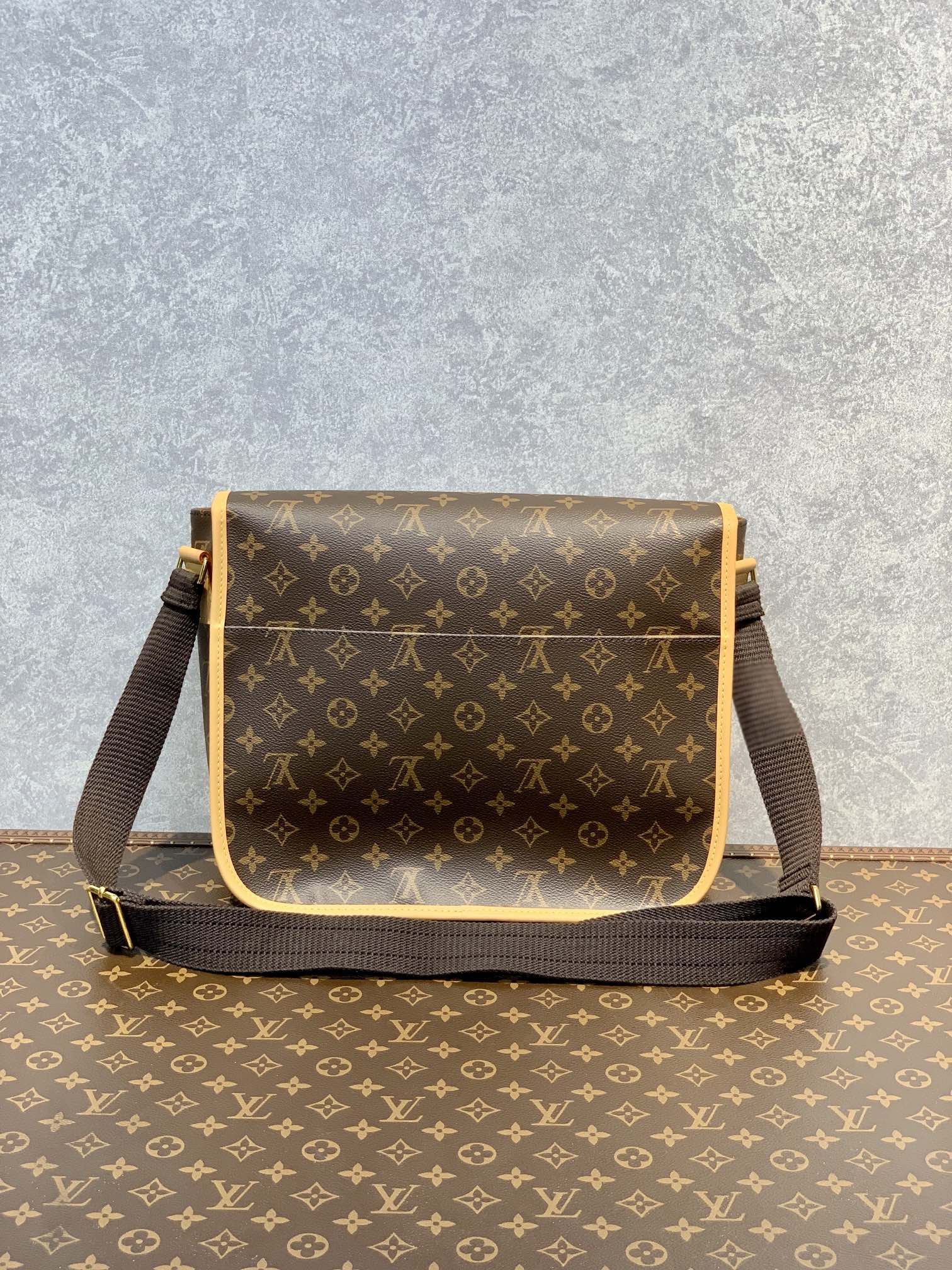 l**is V*t*n m40105 vintage bag-34×9.5×26cm