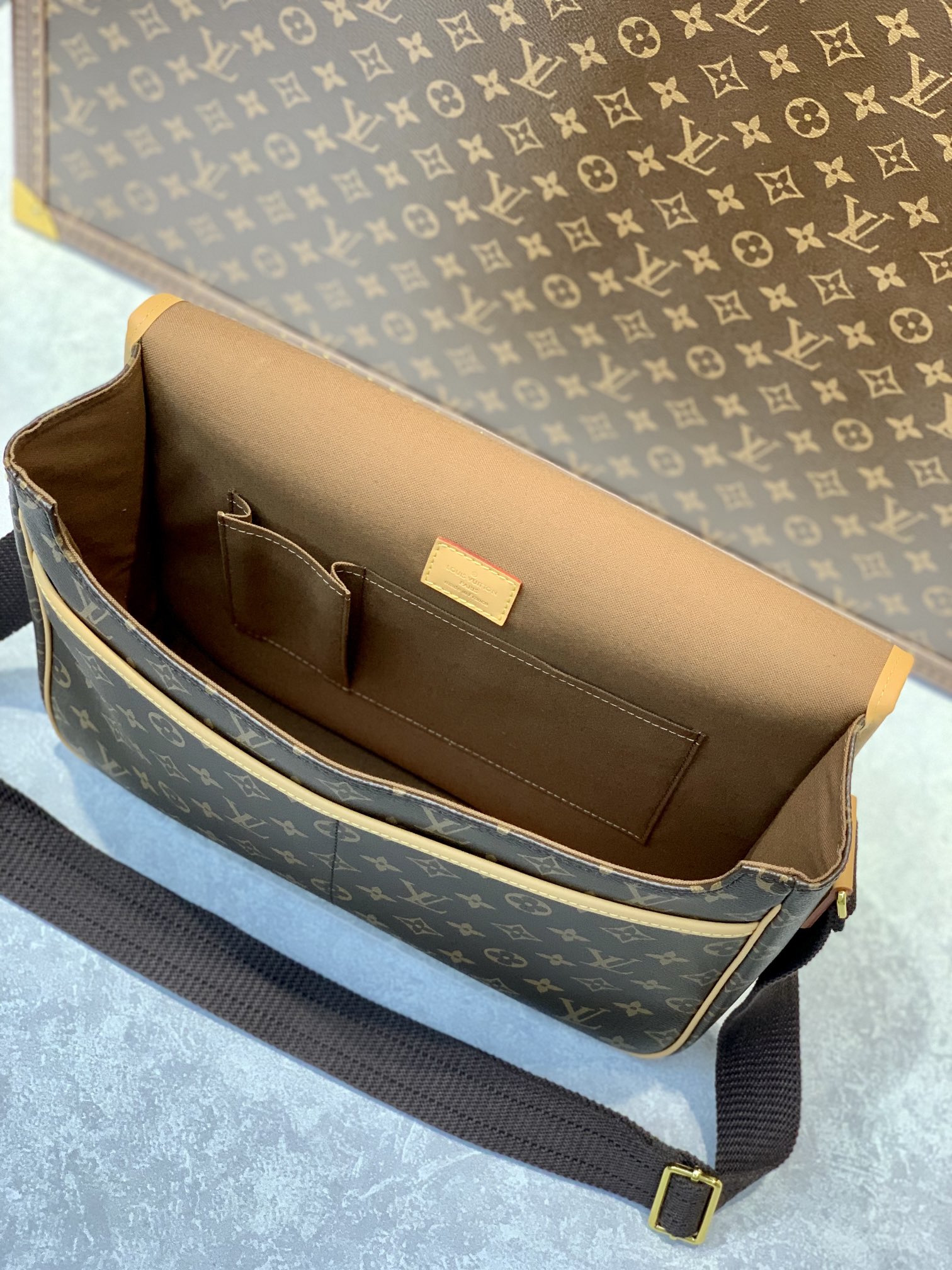l**is V*t*n m40105 vintage bag-34×9.5×26cm