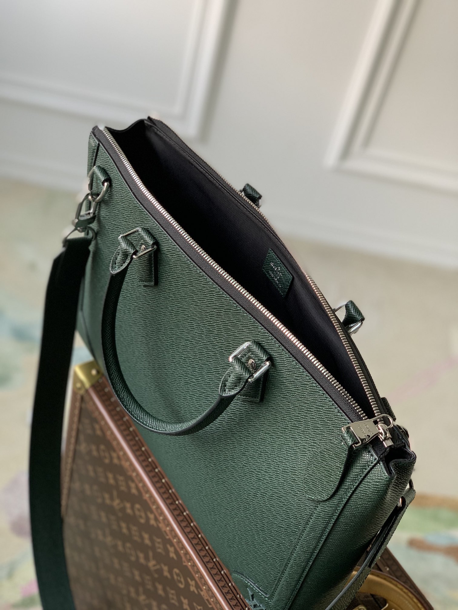 l**is V*t*n slim briefcase-40 x 29 x 4cm