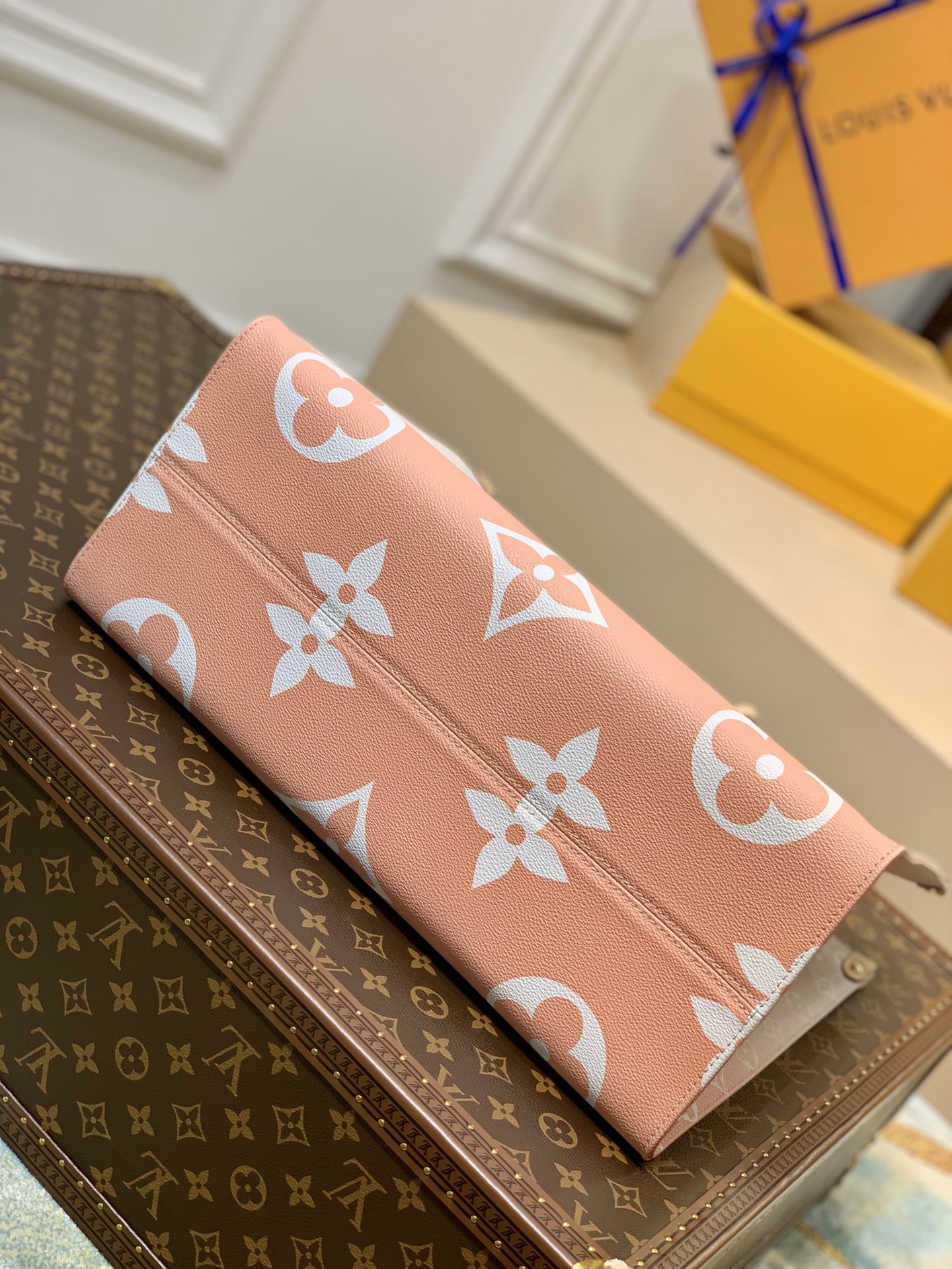 l**is V*t*n by the pooll onthego handbag-35*27*14cm
