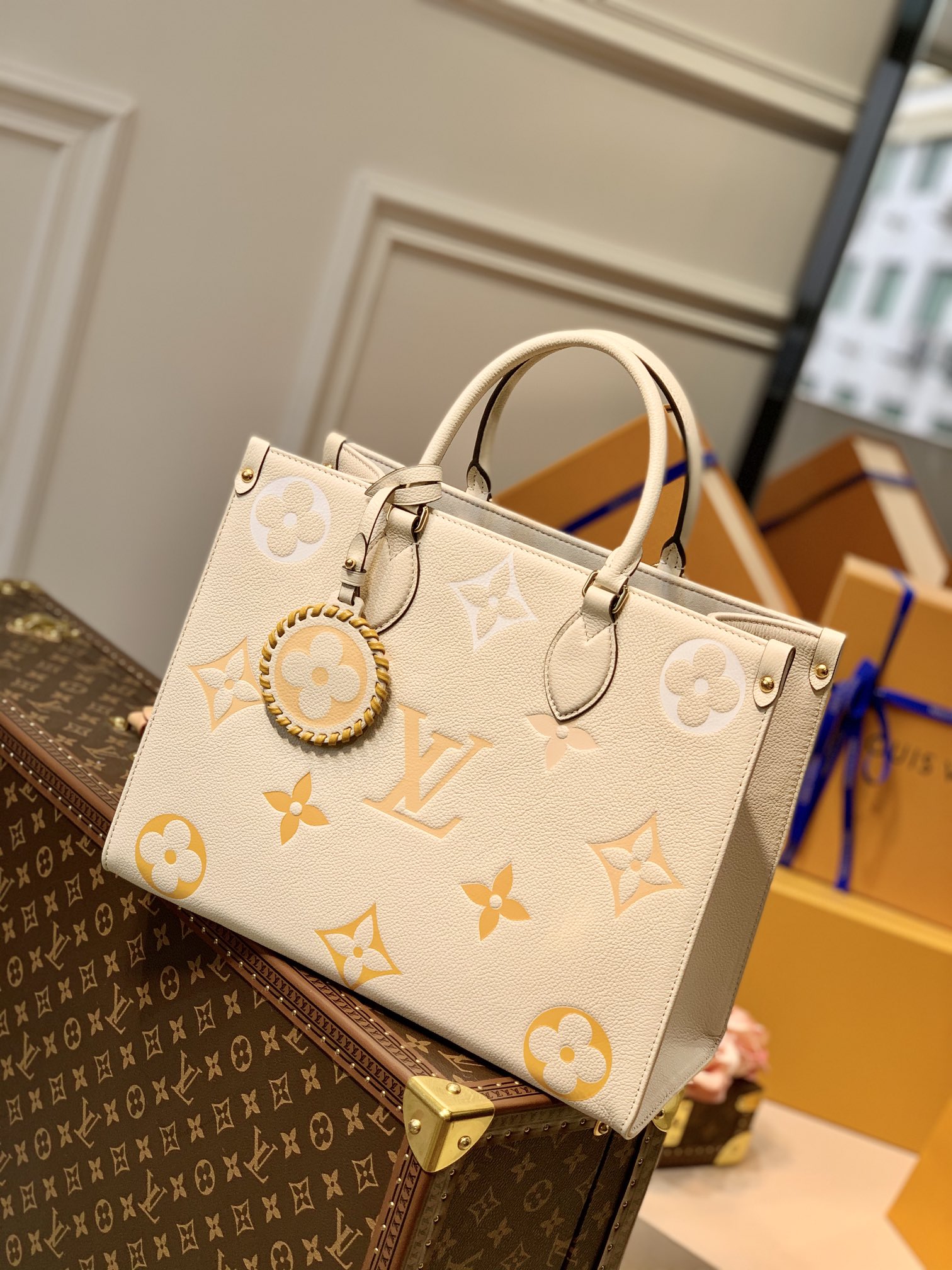 l**is V*t*n by the pooll onthego handbag-35*27*14cm