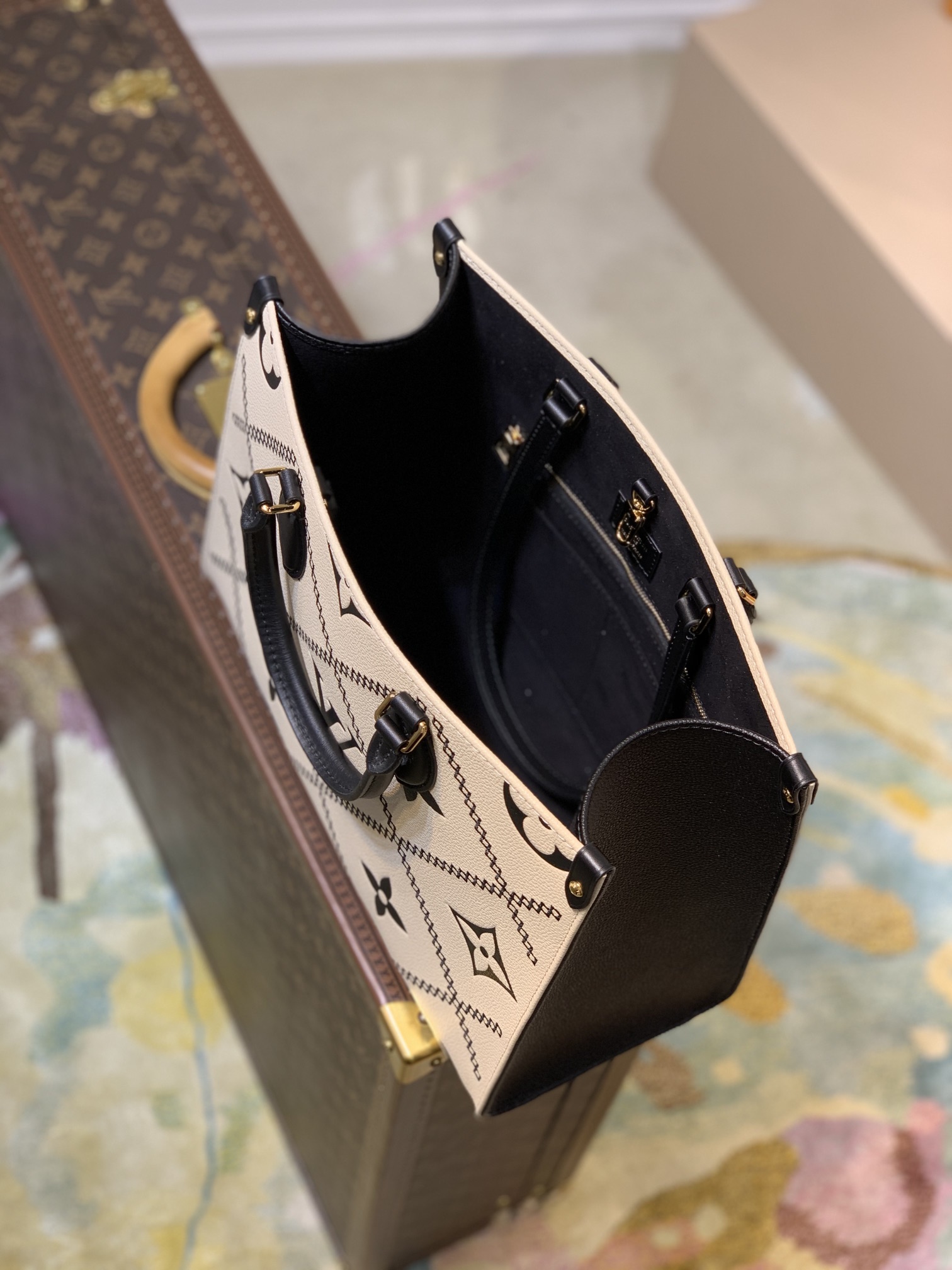 l**is V*t*n by the pooll onthego handbag-35*27*14cm