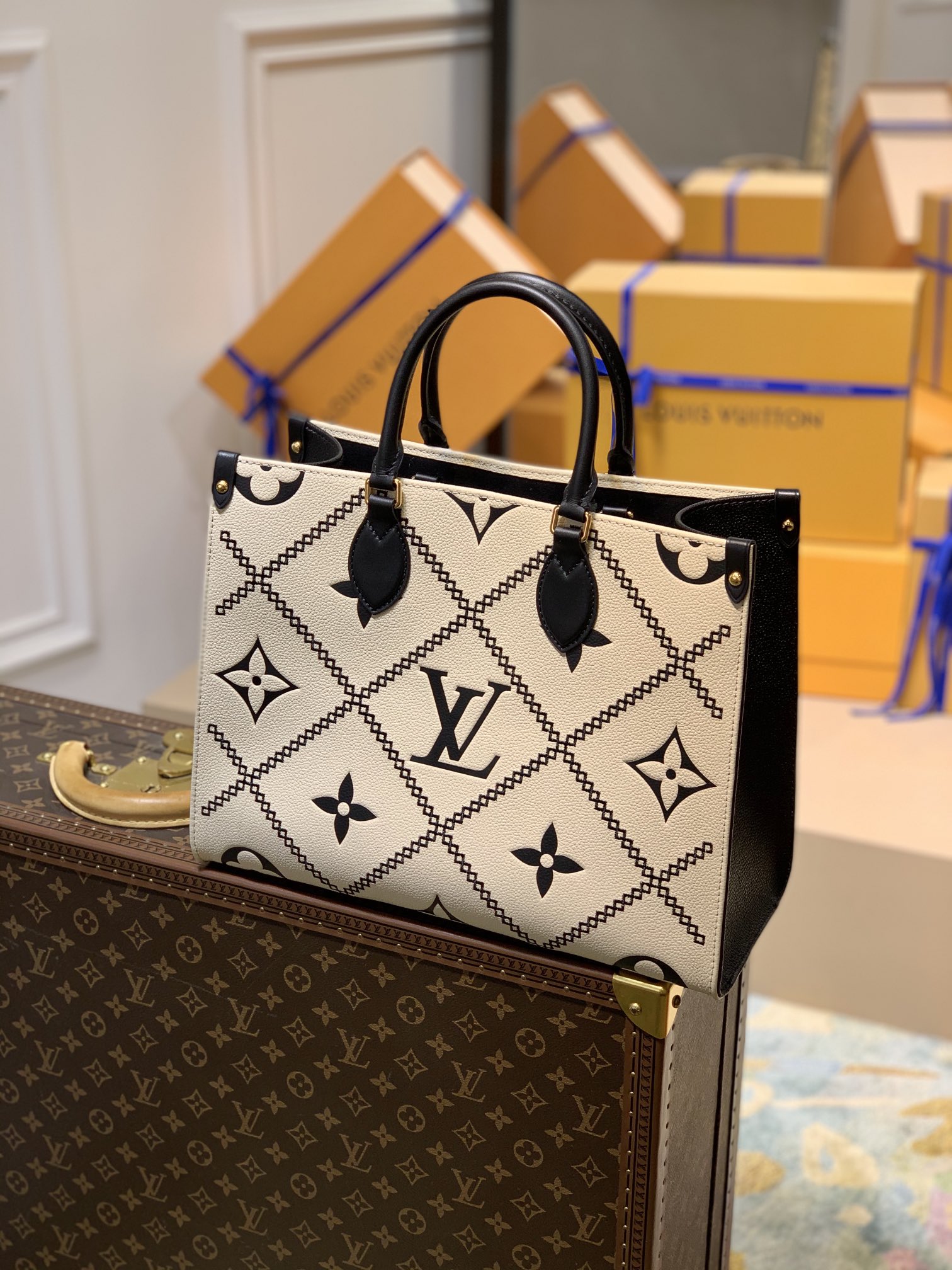 l**is V*t*n by the pooll onthego handbag-35*27*14cm