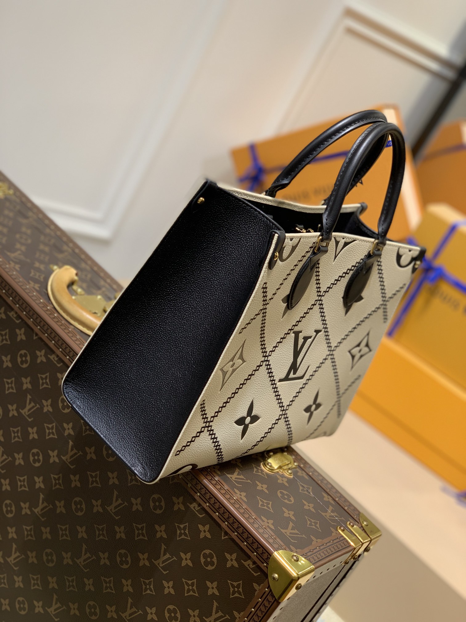 l**is V*t*n by the pooll onthego handbag-35*27*14cm