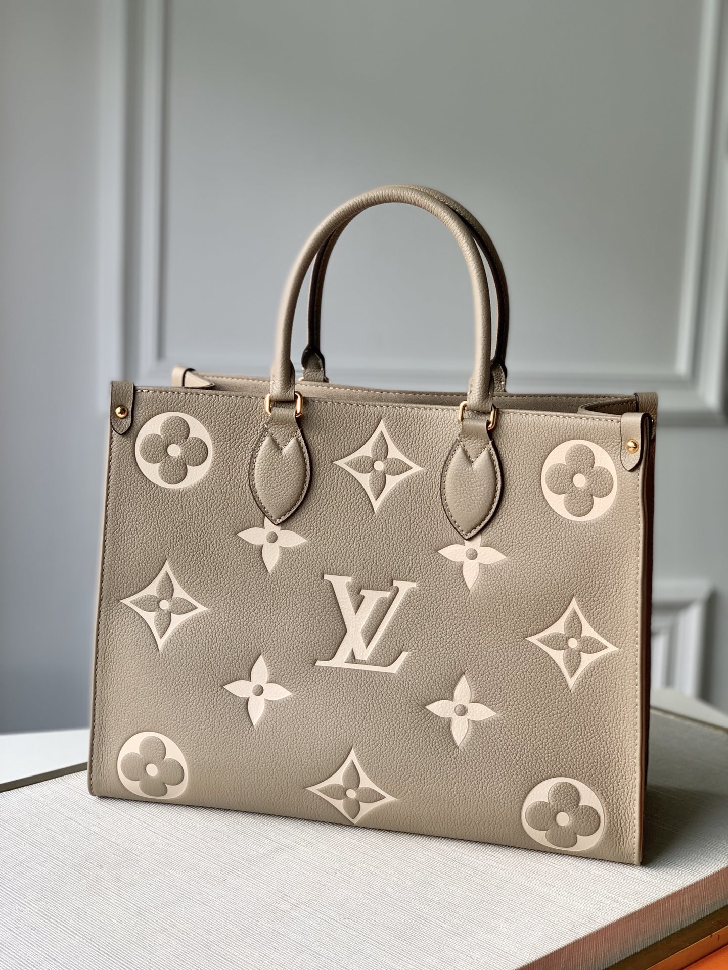 l**is V*t*n small onthego handbag-35*28*15cm