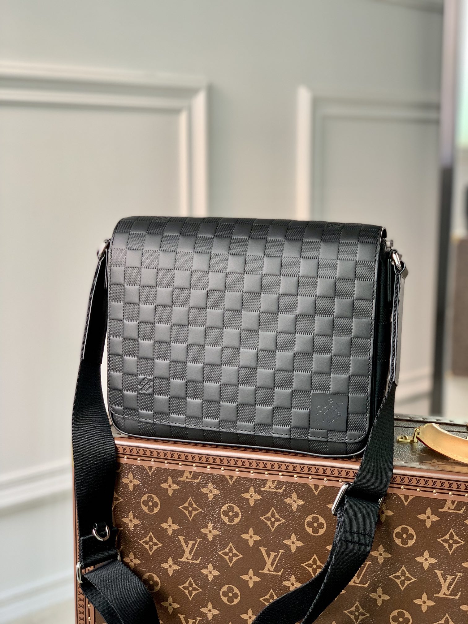 l**is V*t*n district messenger bag-m46255-26*20*7cm