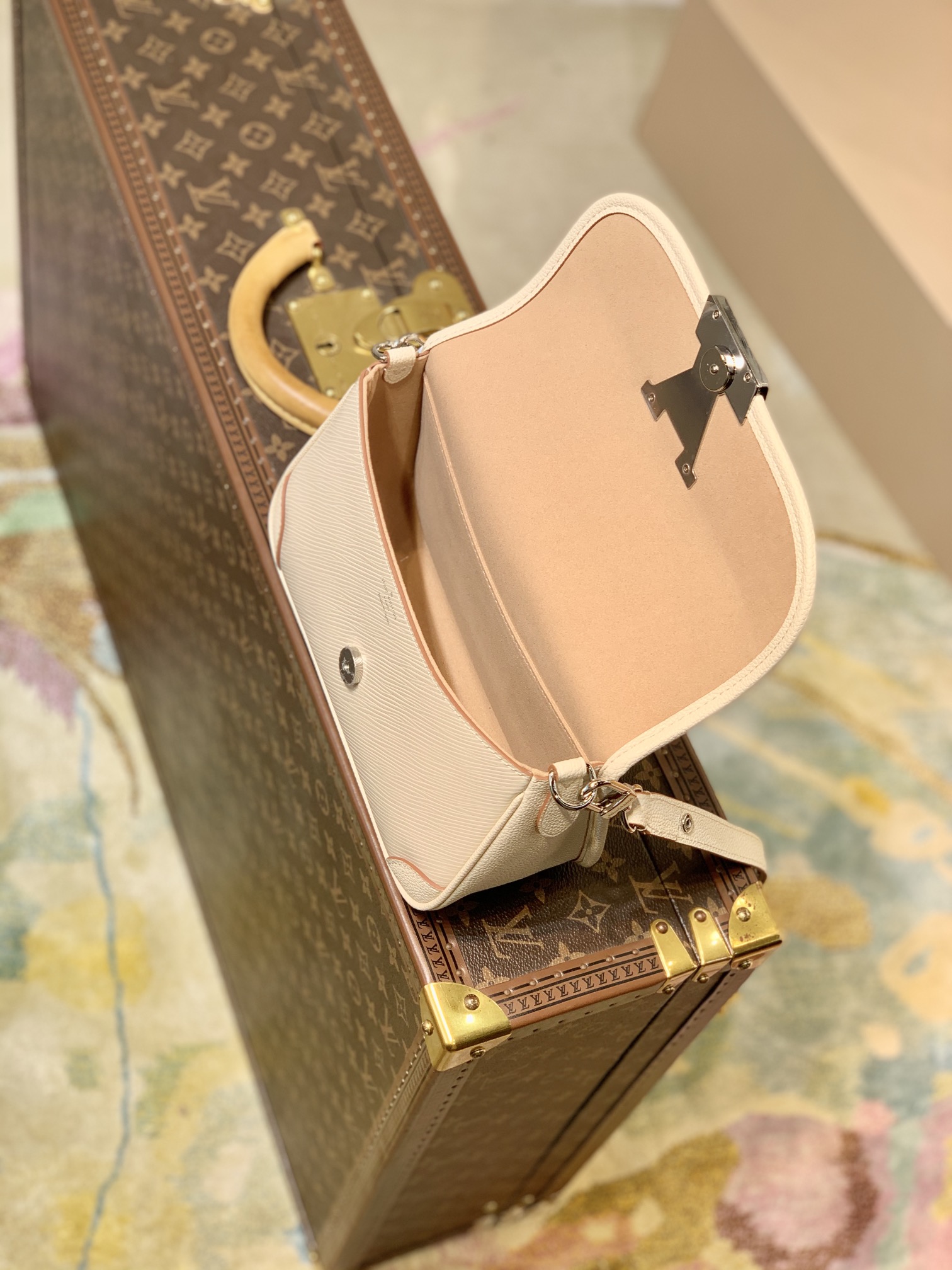 l**is V*t*n buci handbag-24.5 x 15.5 x 9cm