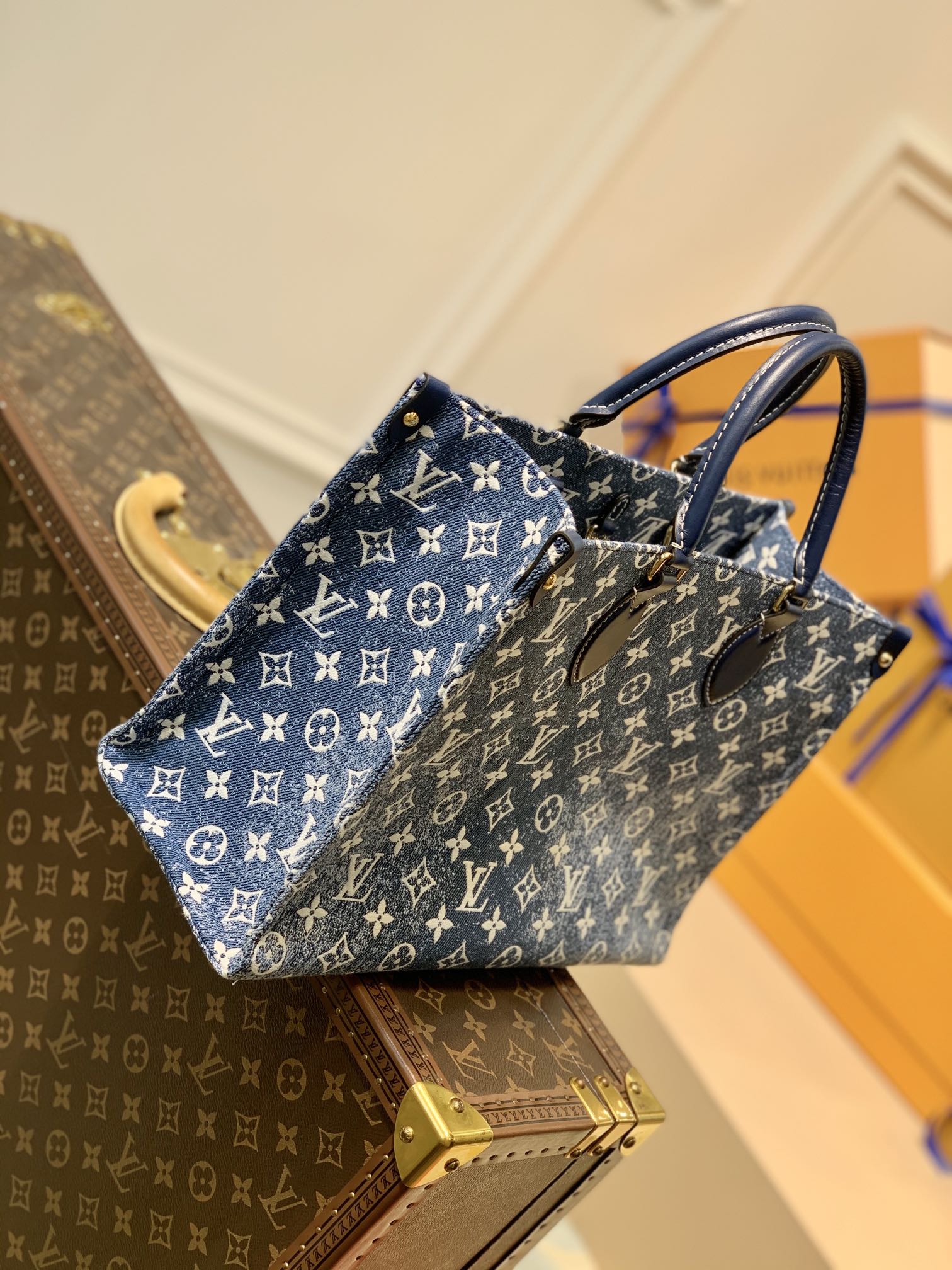 l**is V*t*n onthego handbag-35*27*14cm