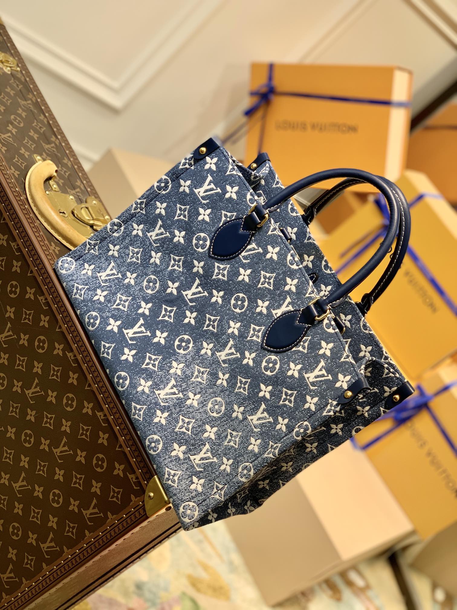 l**is V*t*n onthego handbag-35*27*14cm