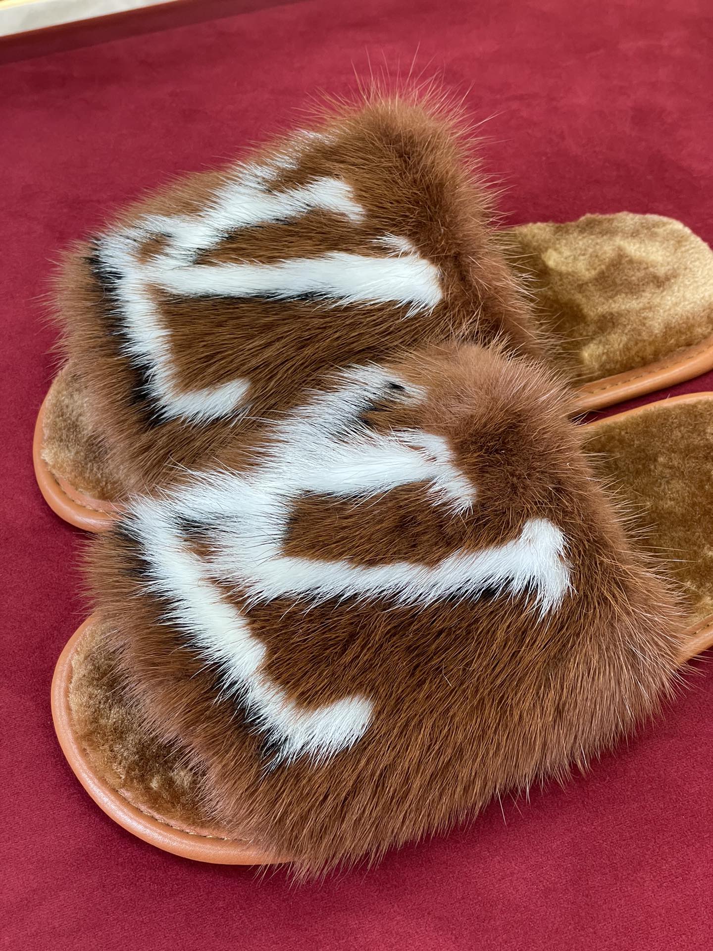 l**is V*t*n sandals