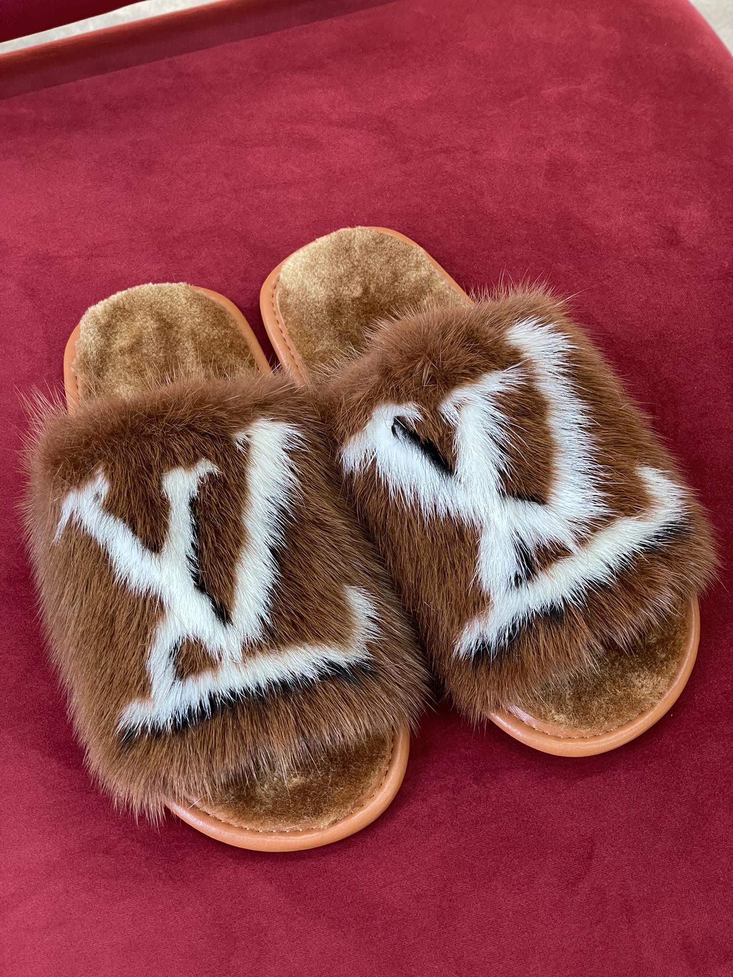 l**is V*t*n sandals