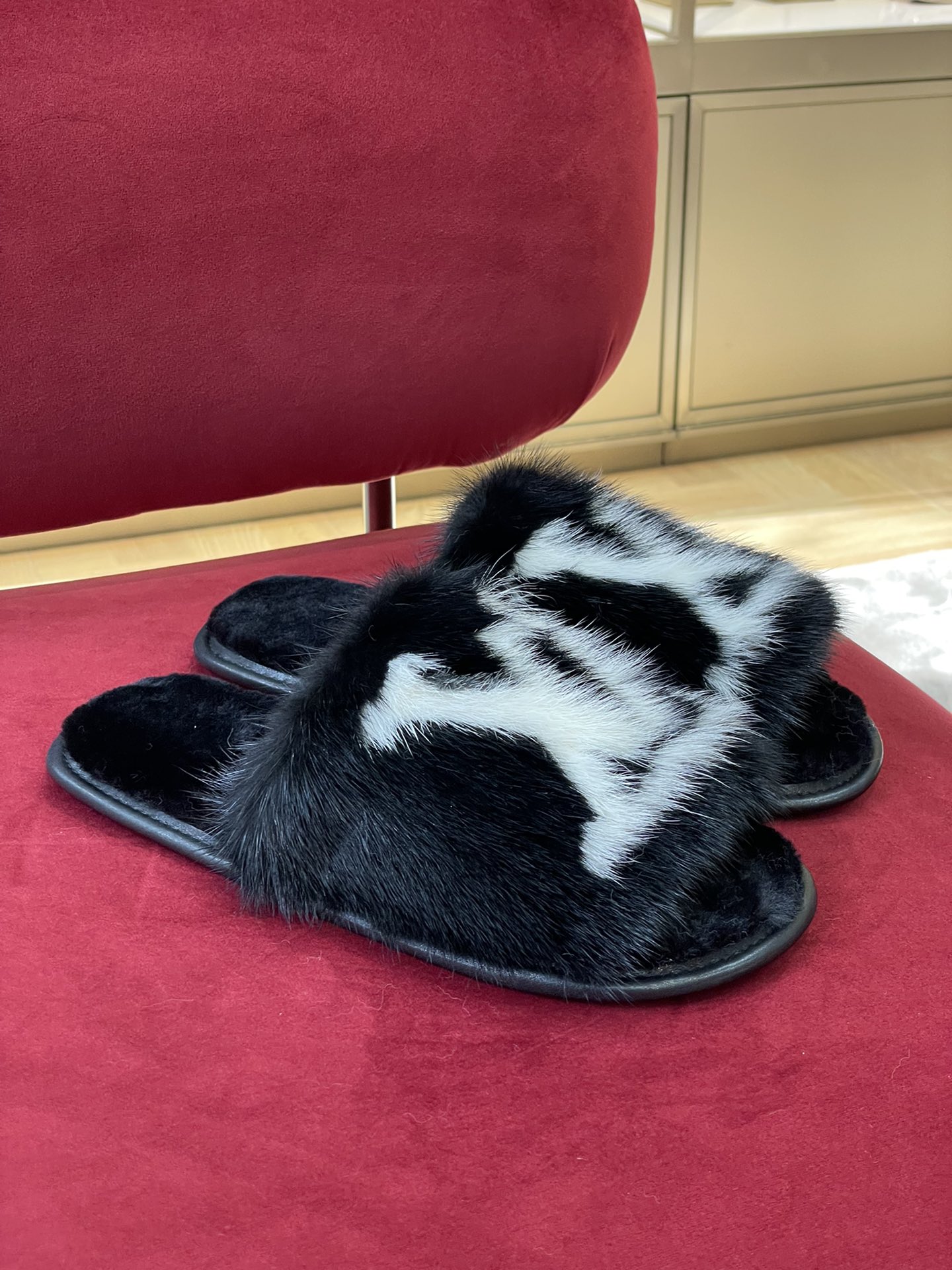 l**is V*t*n sandals