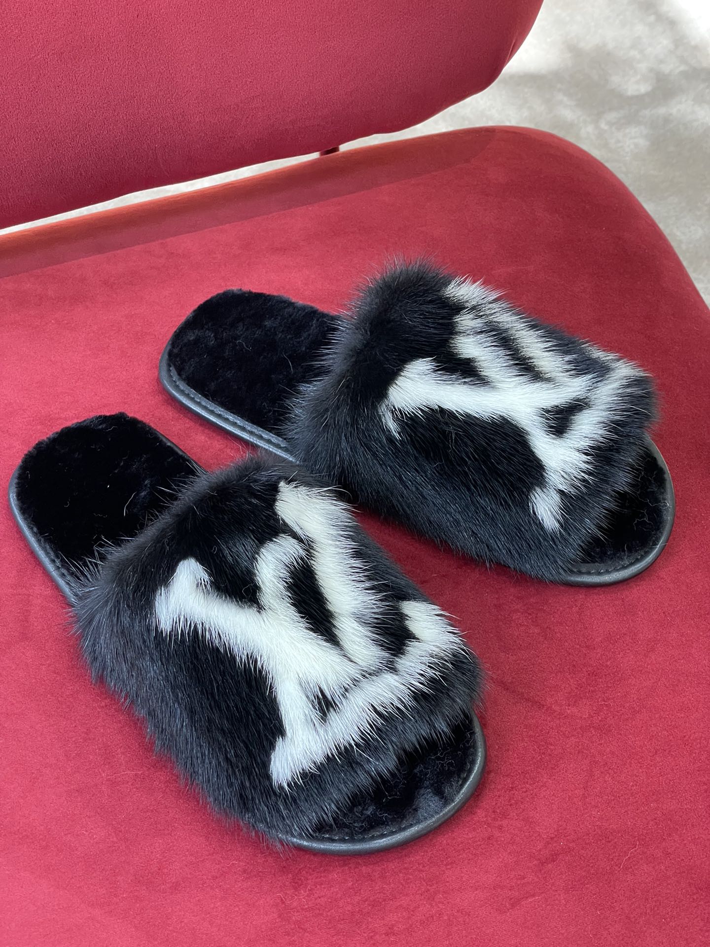 l**is V*t*n sandals