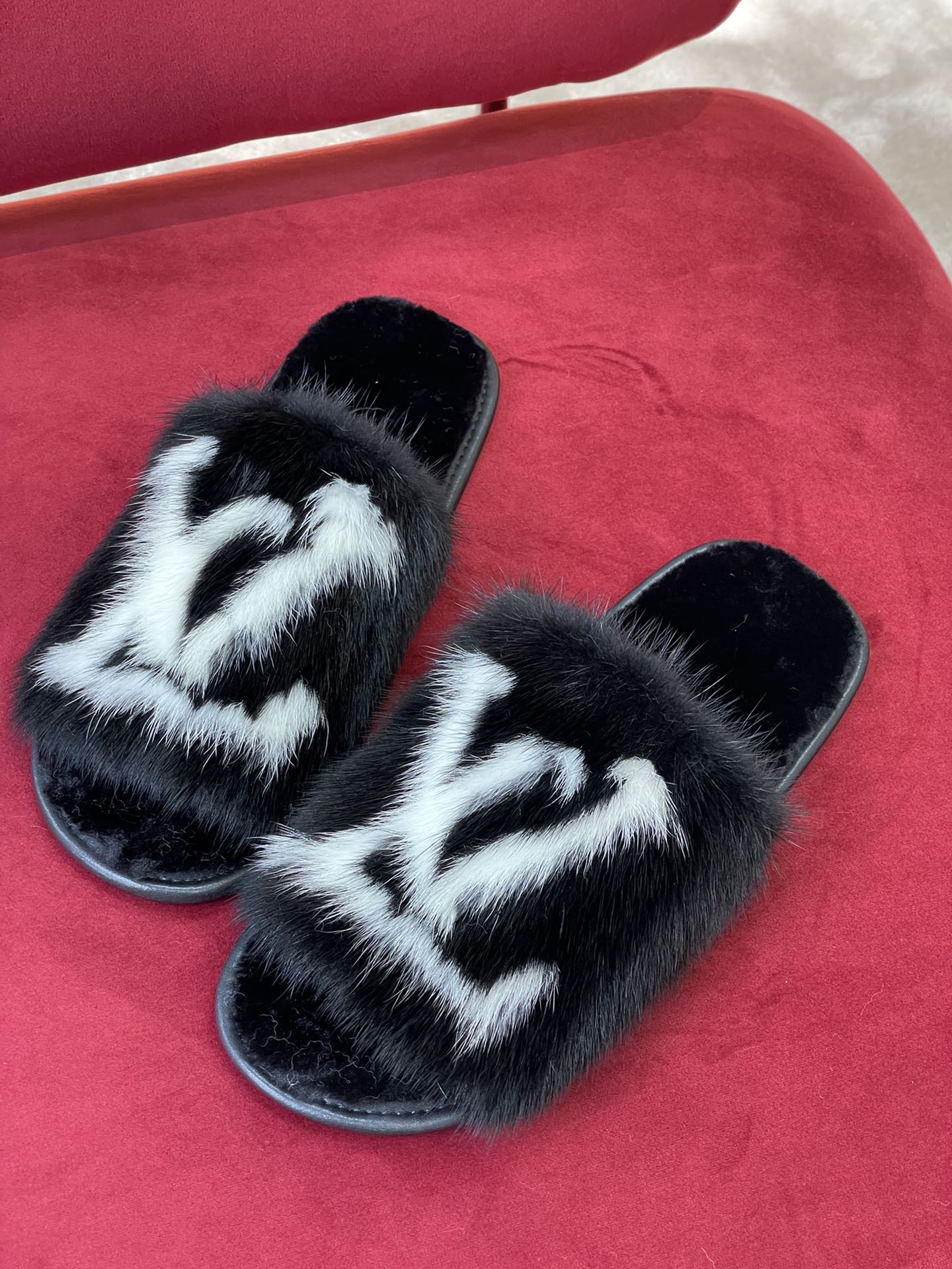 l**is V*t*n sandals