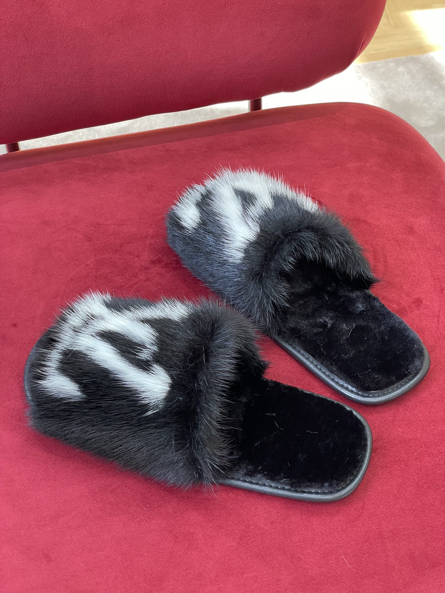 l**is V*t*n sandals