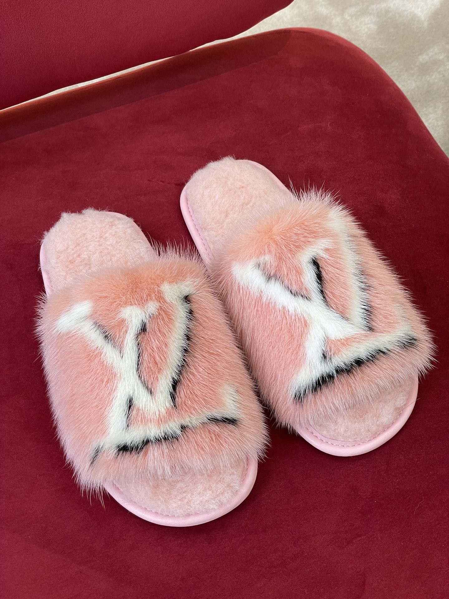 l**is V*t*n sandals