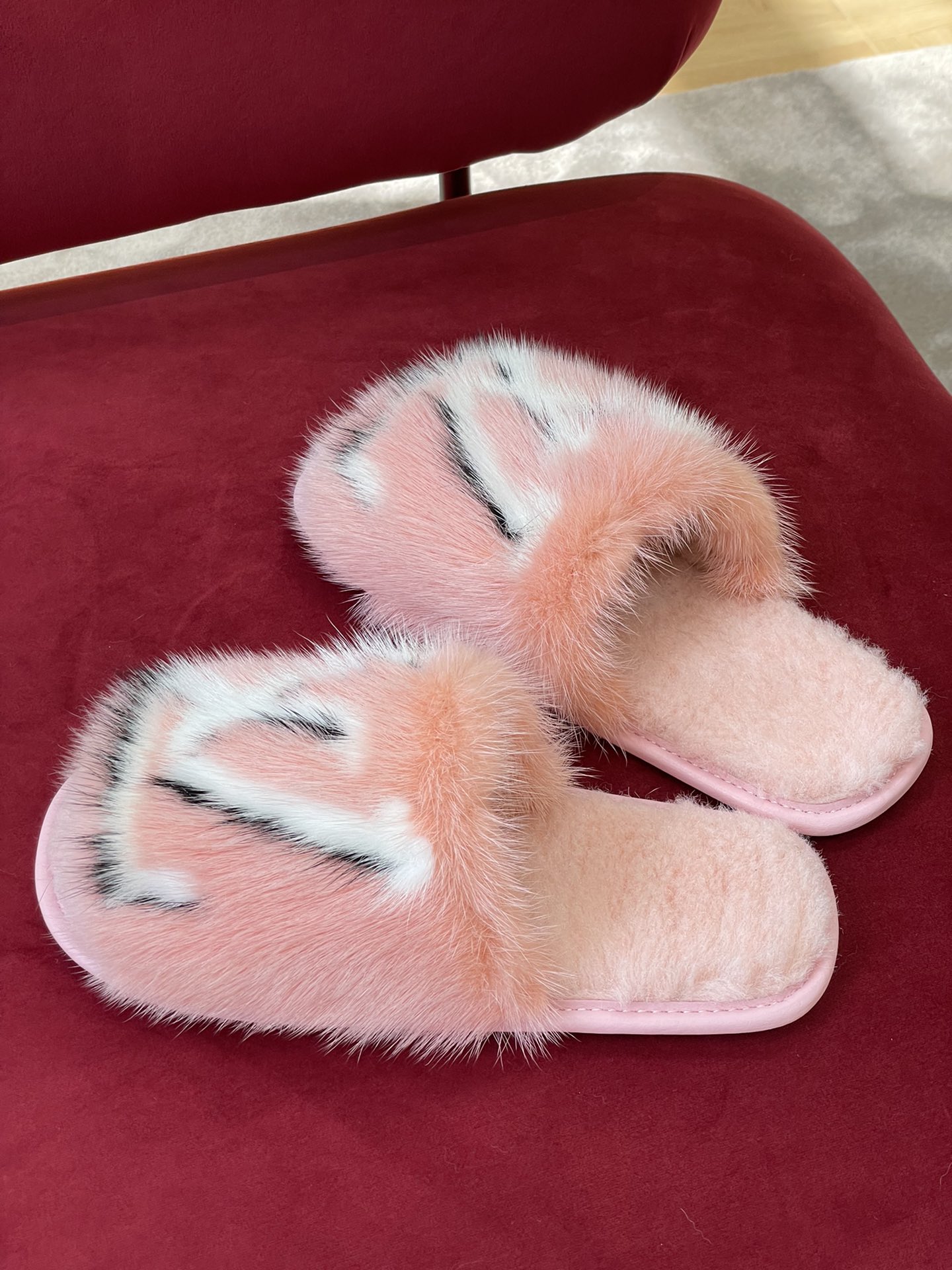 l**is V*t*n sandals