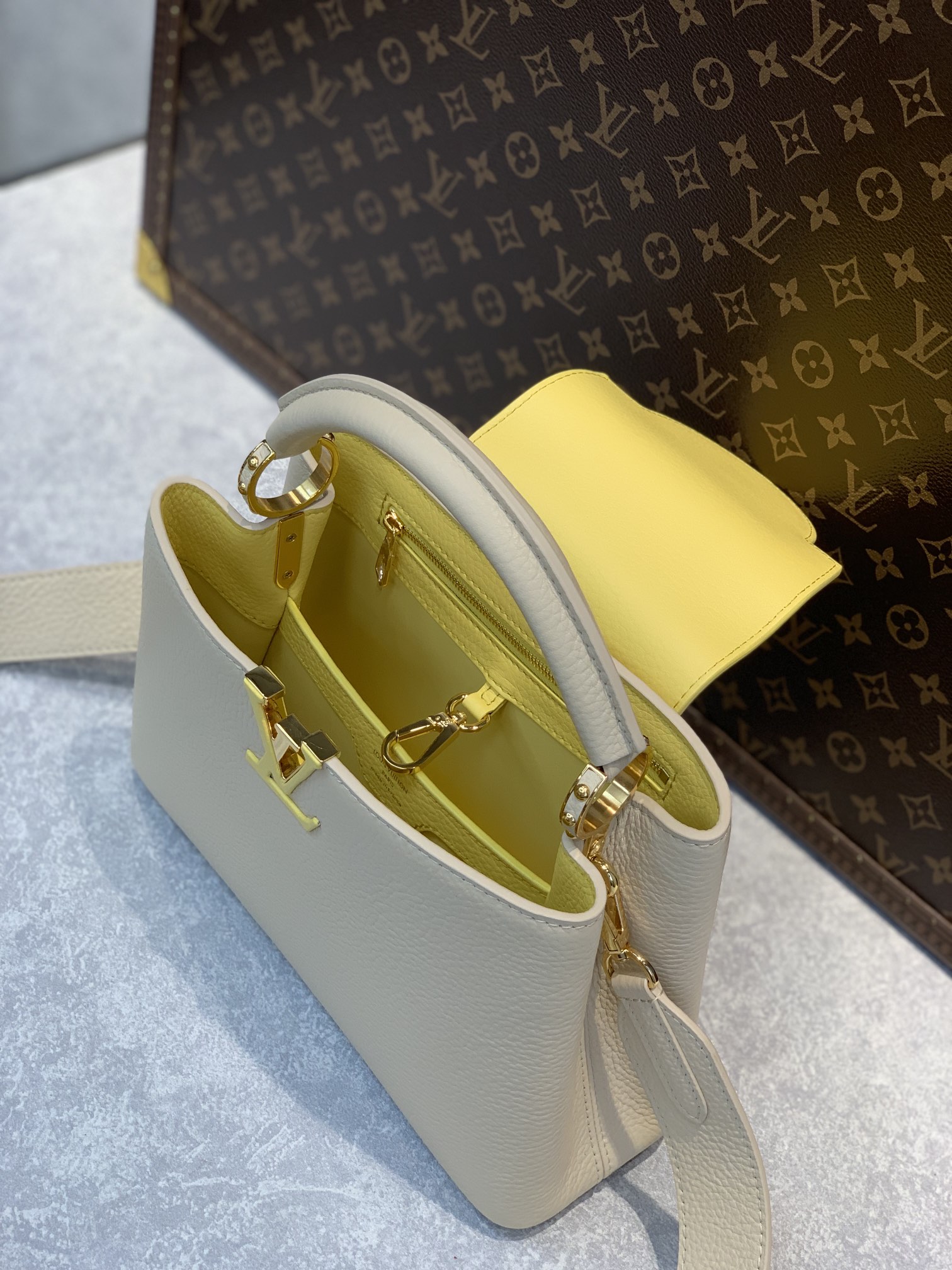 l**is V*t*n capucines bb-27*18*9cm