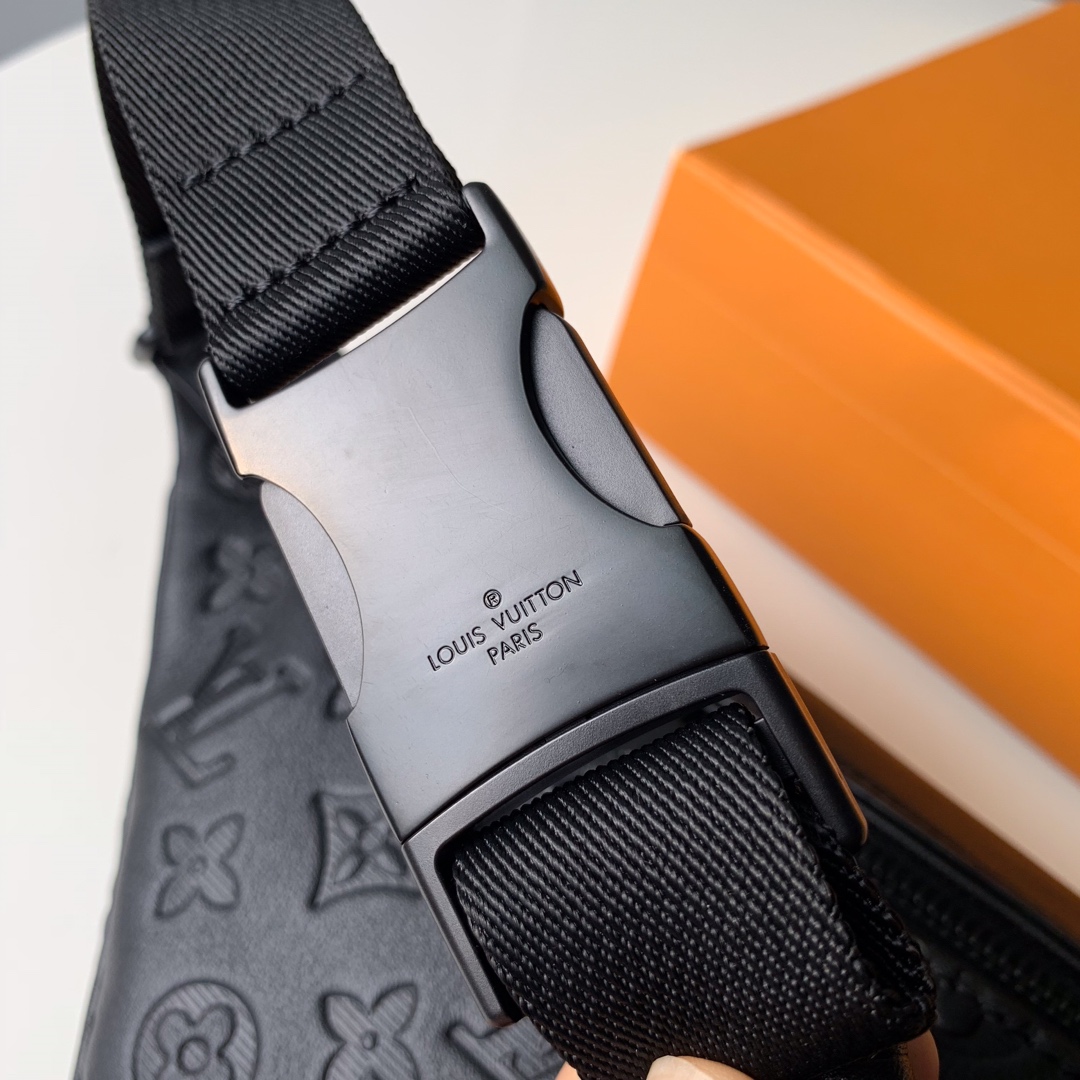 l**is V*t*n discovery bumbag-47*20*9cm