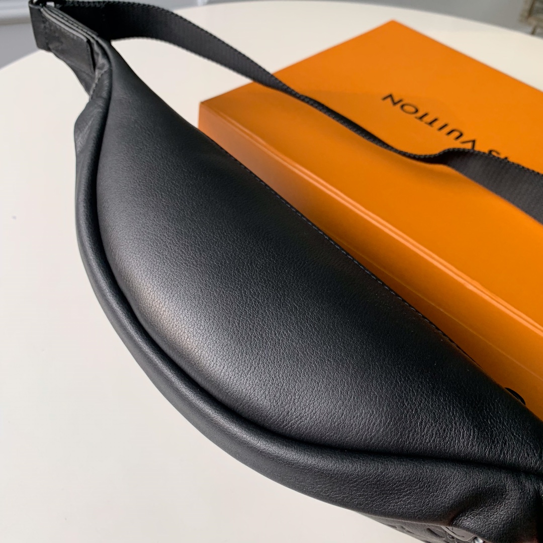 l**is V*t*n discovery bumbag-47*20*9cm