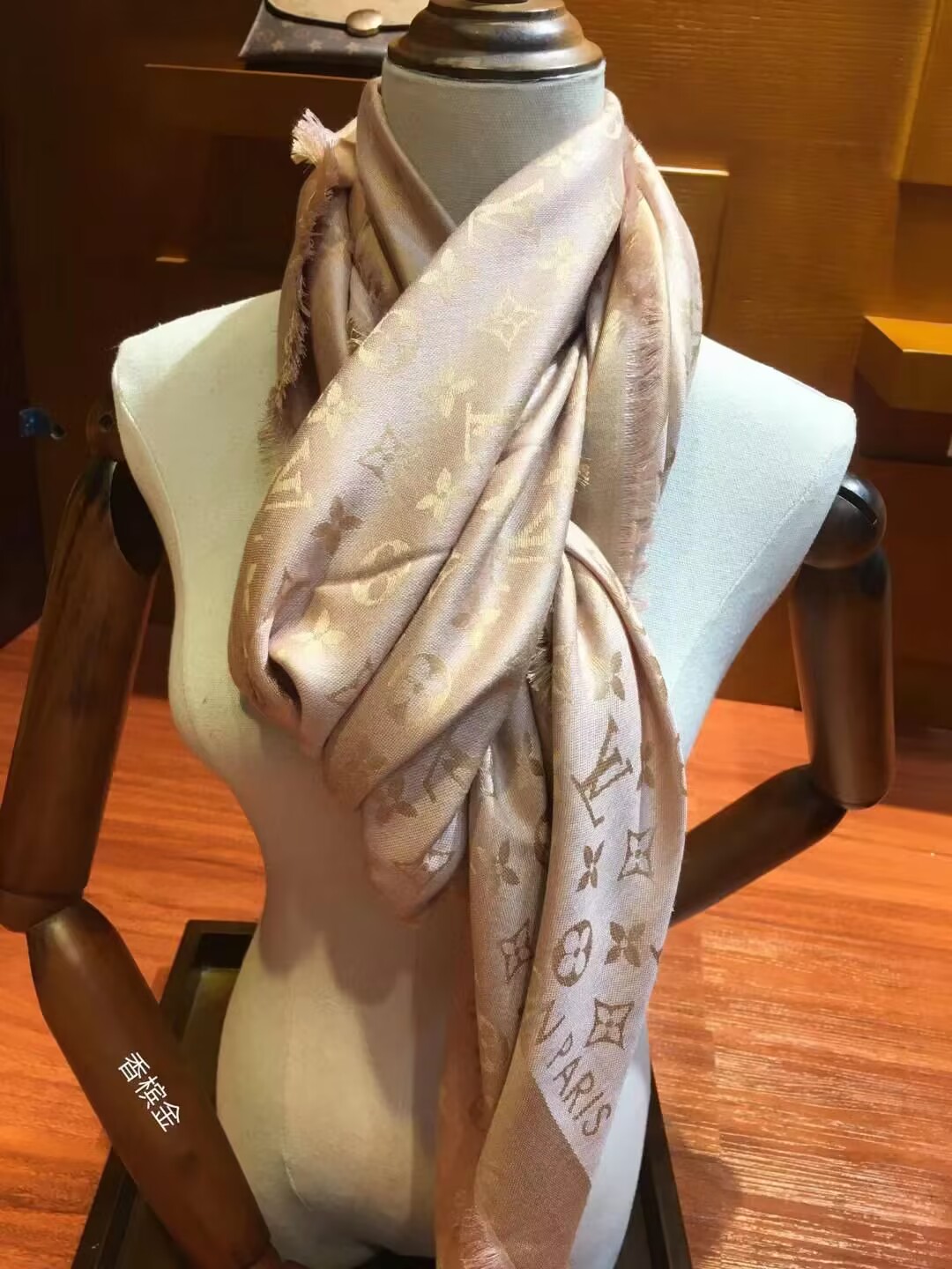 l**is V*t*n scarf