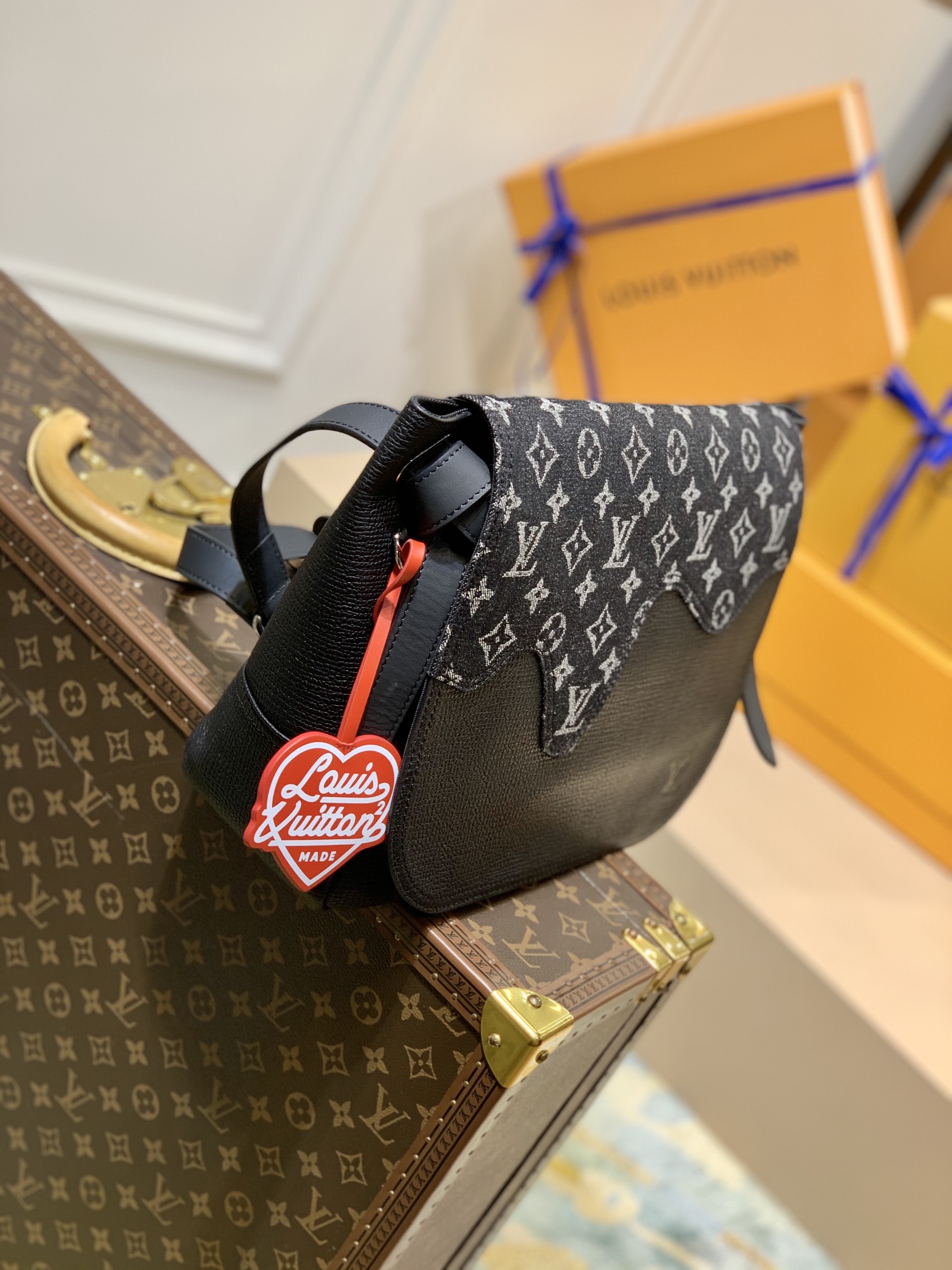 l**is V*t*n besace tokyo -39*23*13cm