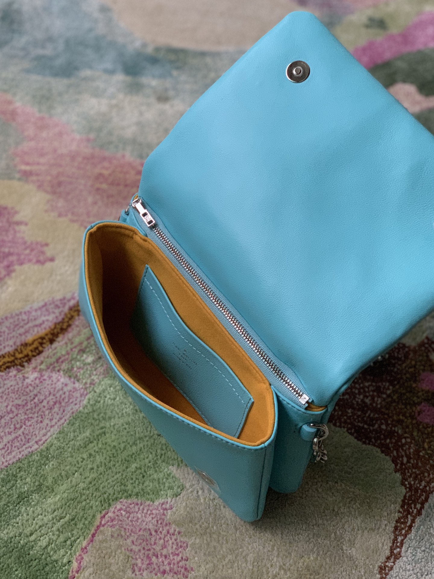 l**is V*t*n pochette coussin chain bag-20*14*8cm