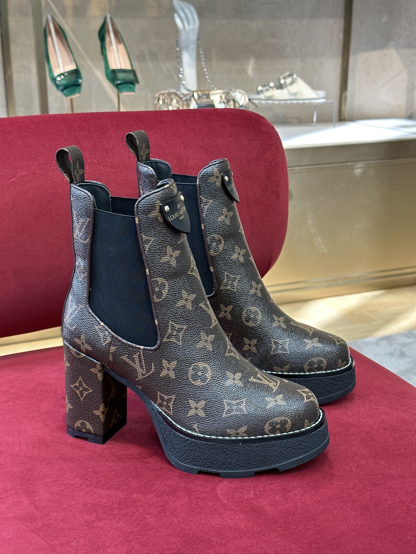 l**is V*t*n boots